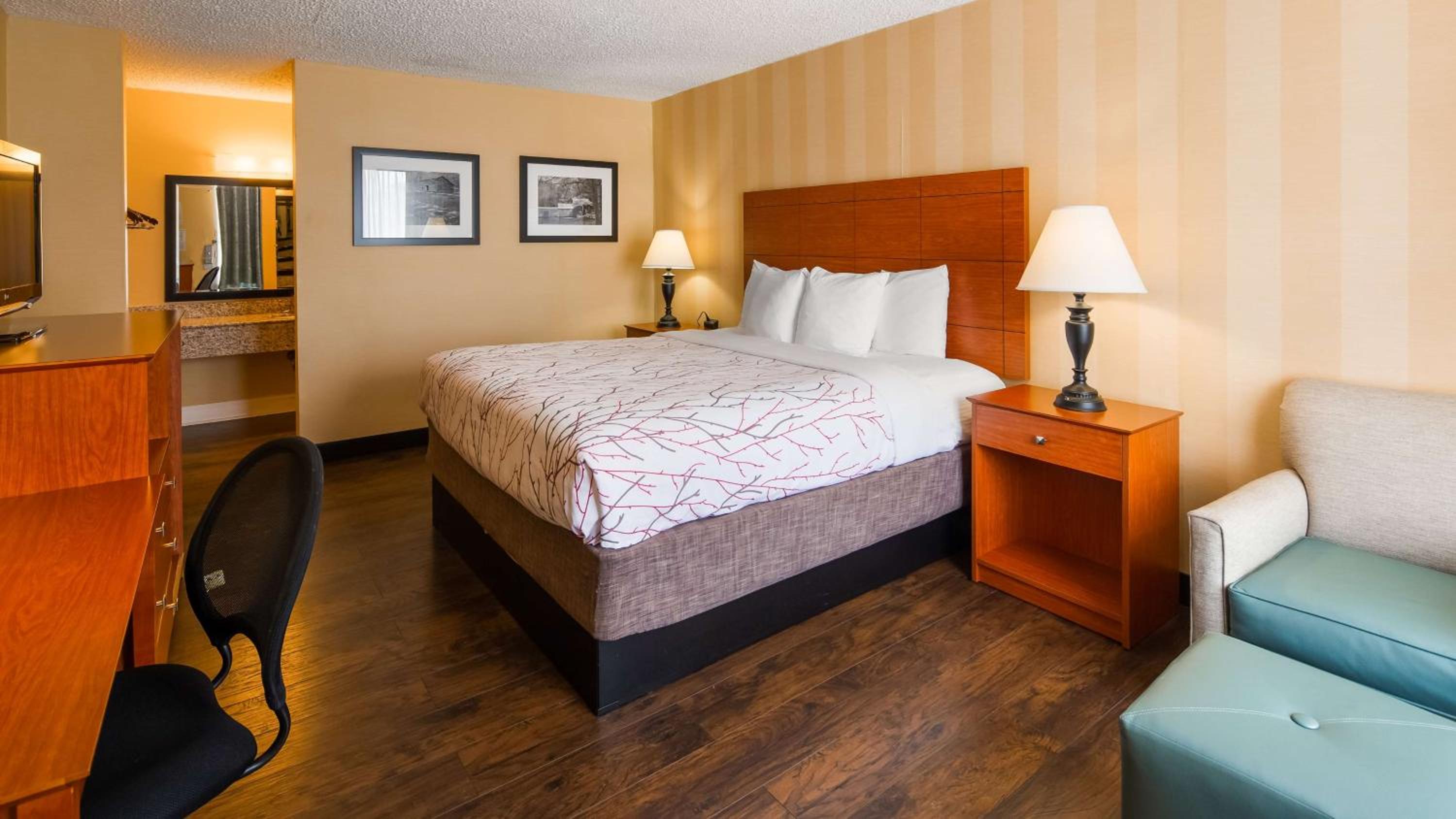 King Room with Bath Tub - Mobility Accessible/Non-Smoking