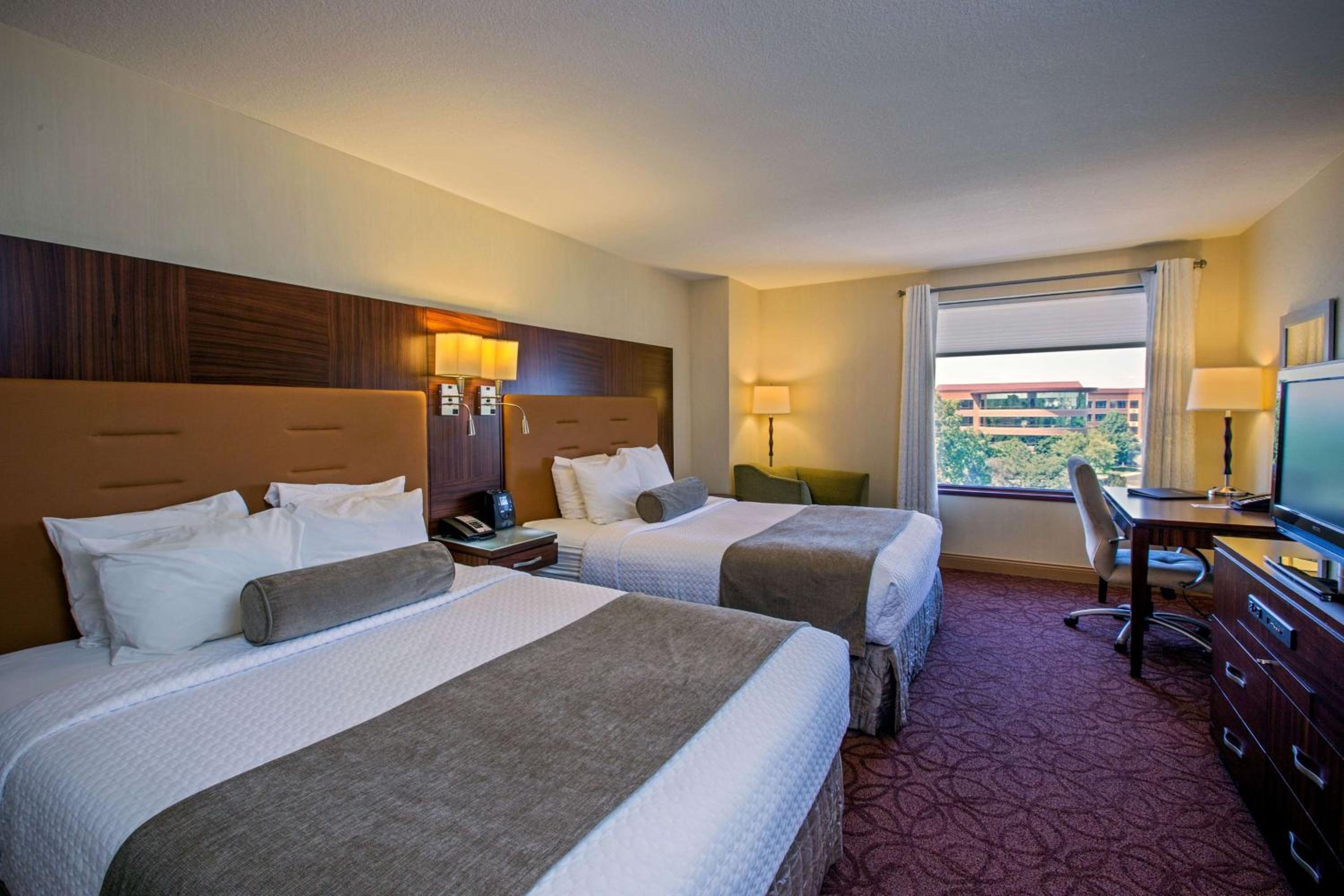 Deluxe Room with Two Queen Beds photo 1