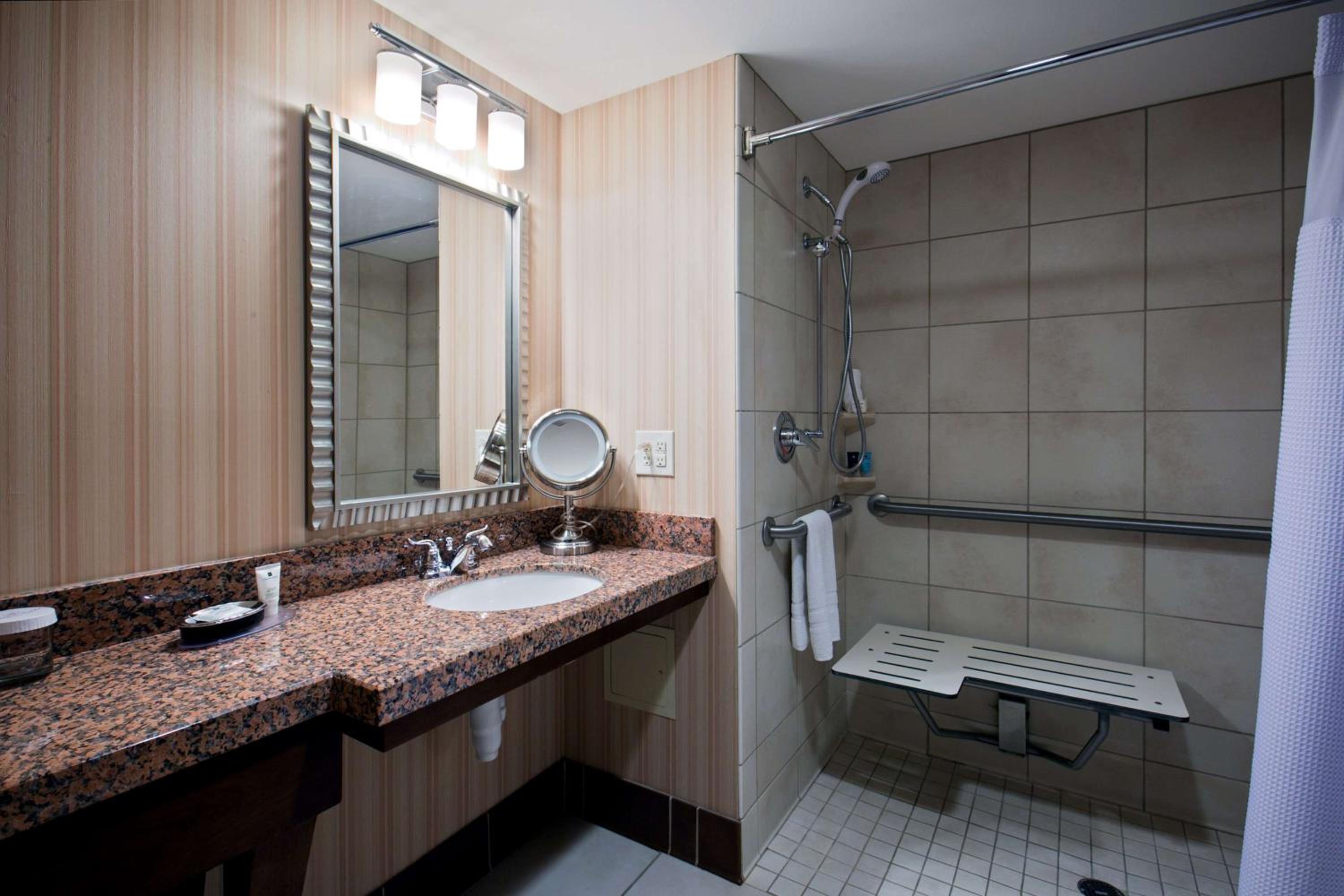 One-Bedroom King Suite with Roll-in Shower - Mobility Accessible photo 3