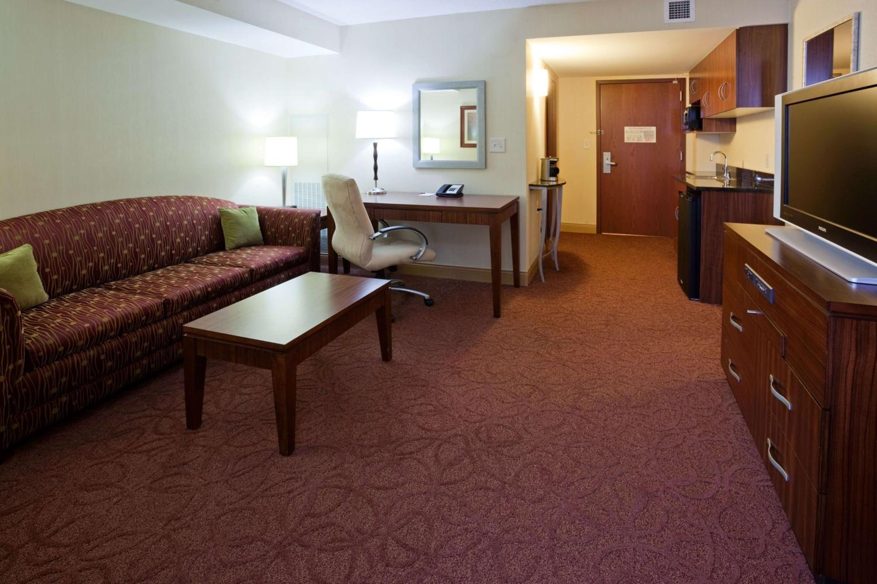 One-Bedroom King Suite - Hearing Accessible photo 2