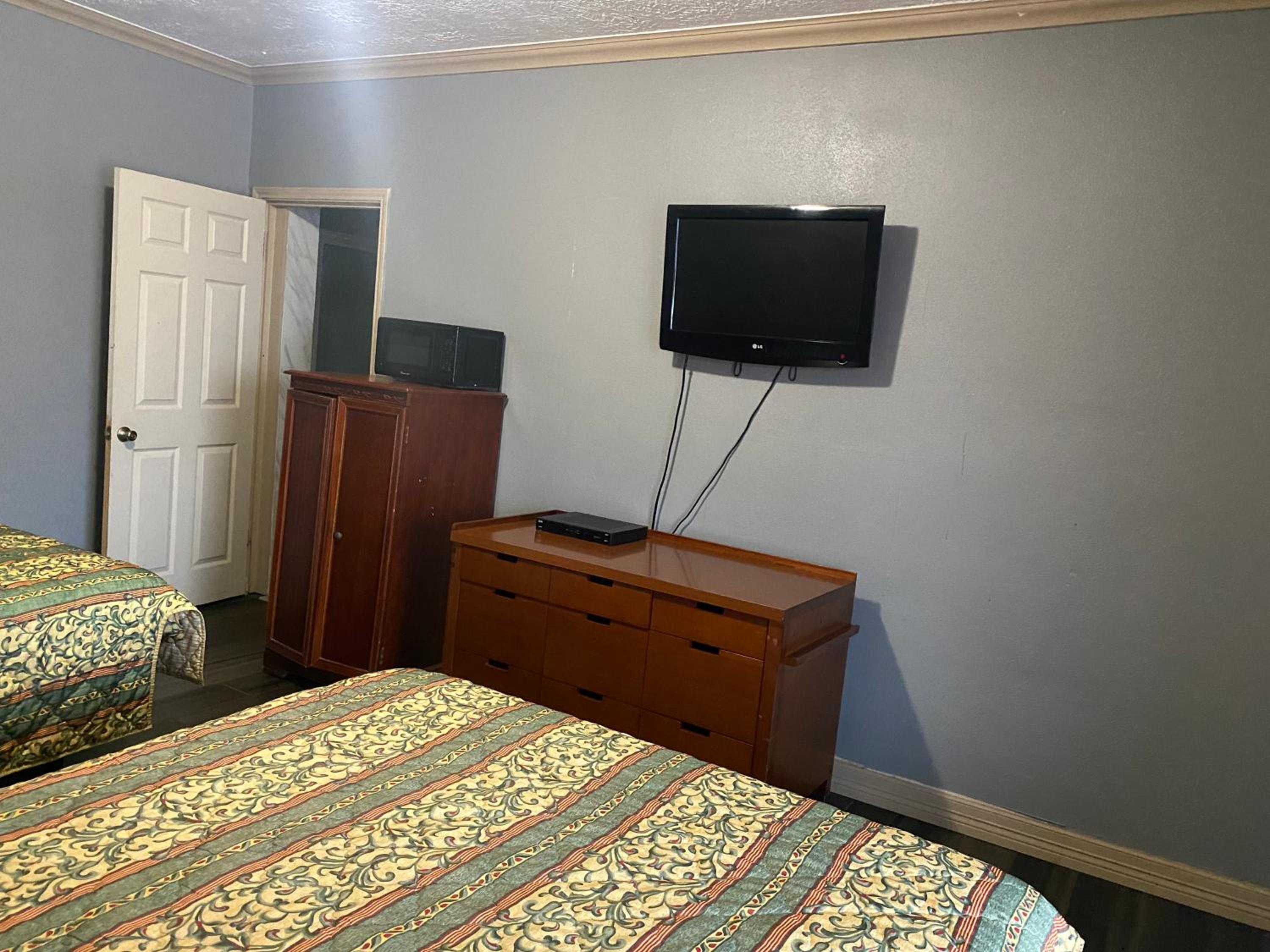 Queen Room with Two Queen Beds - Photo 1