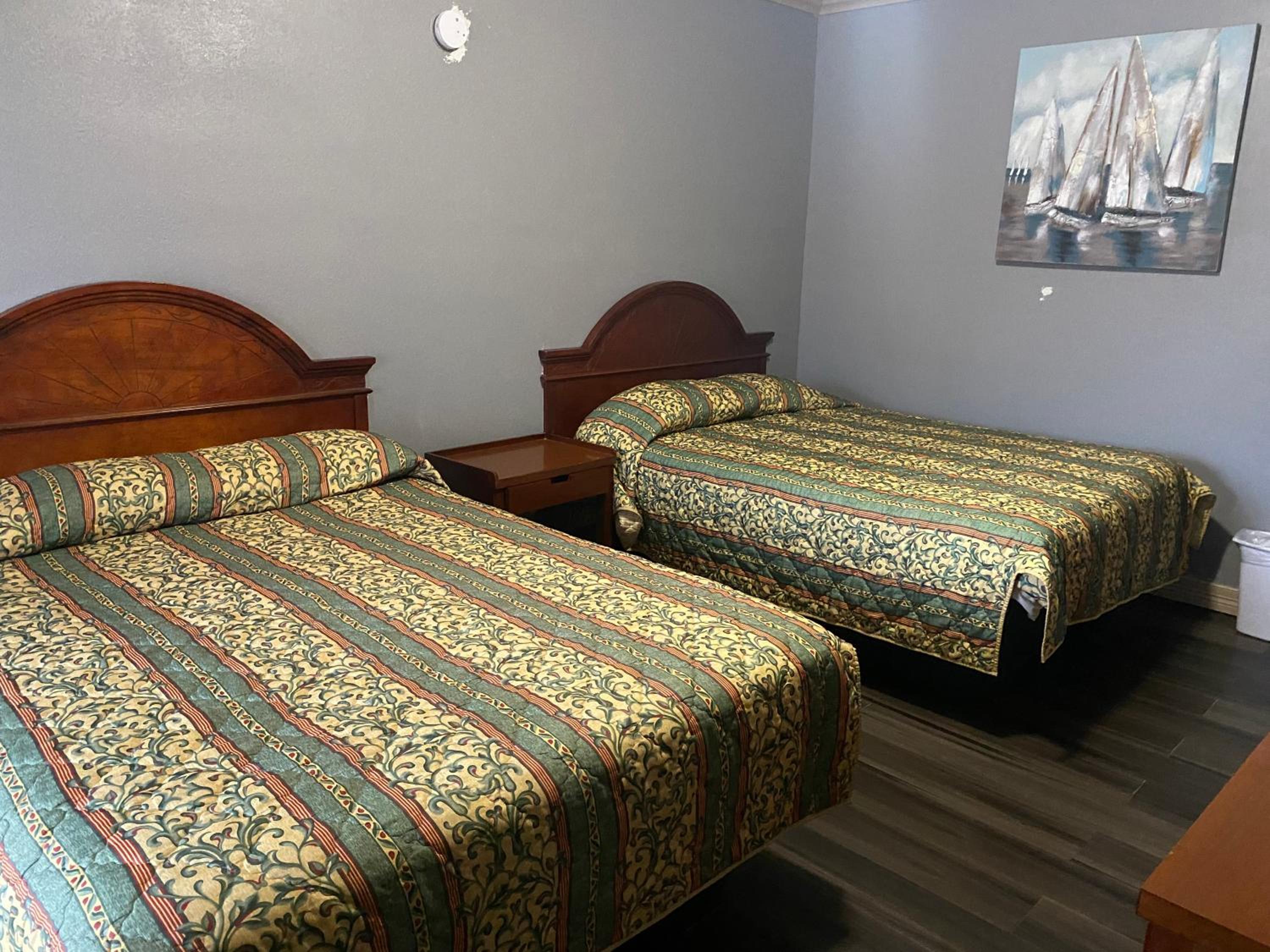 Queen Room with Two Queen Beds - Photo 5