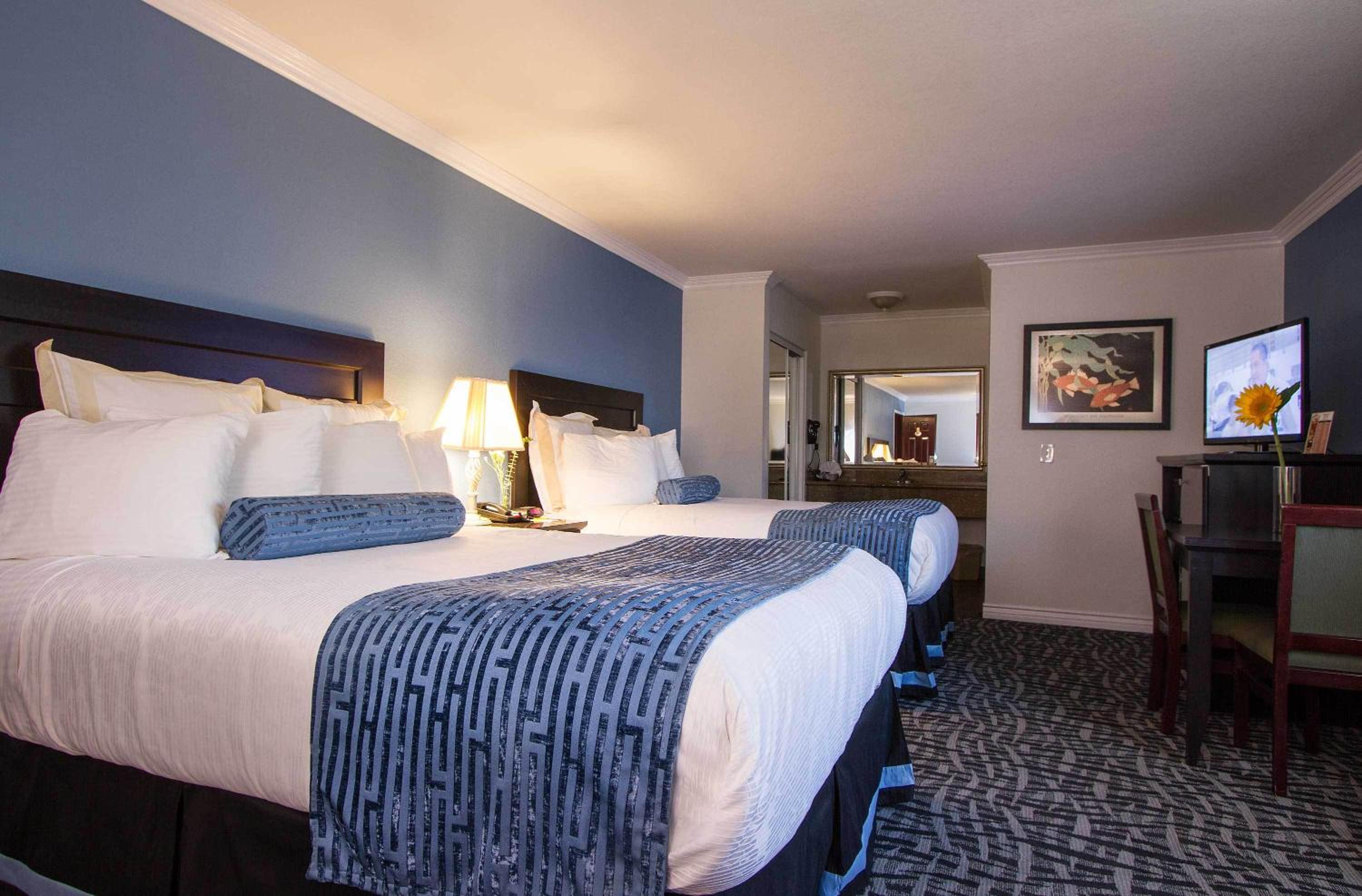 Queen Room with Two Queen Beds photo 1