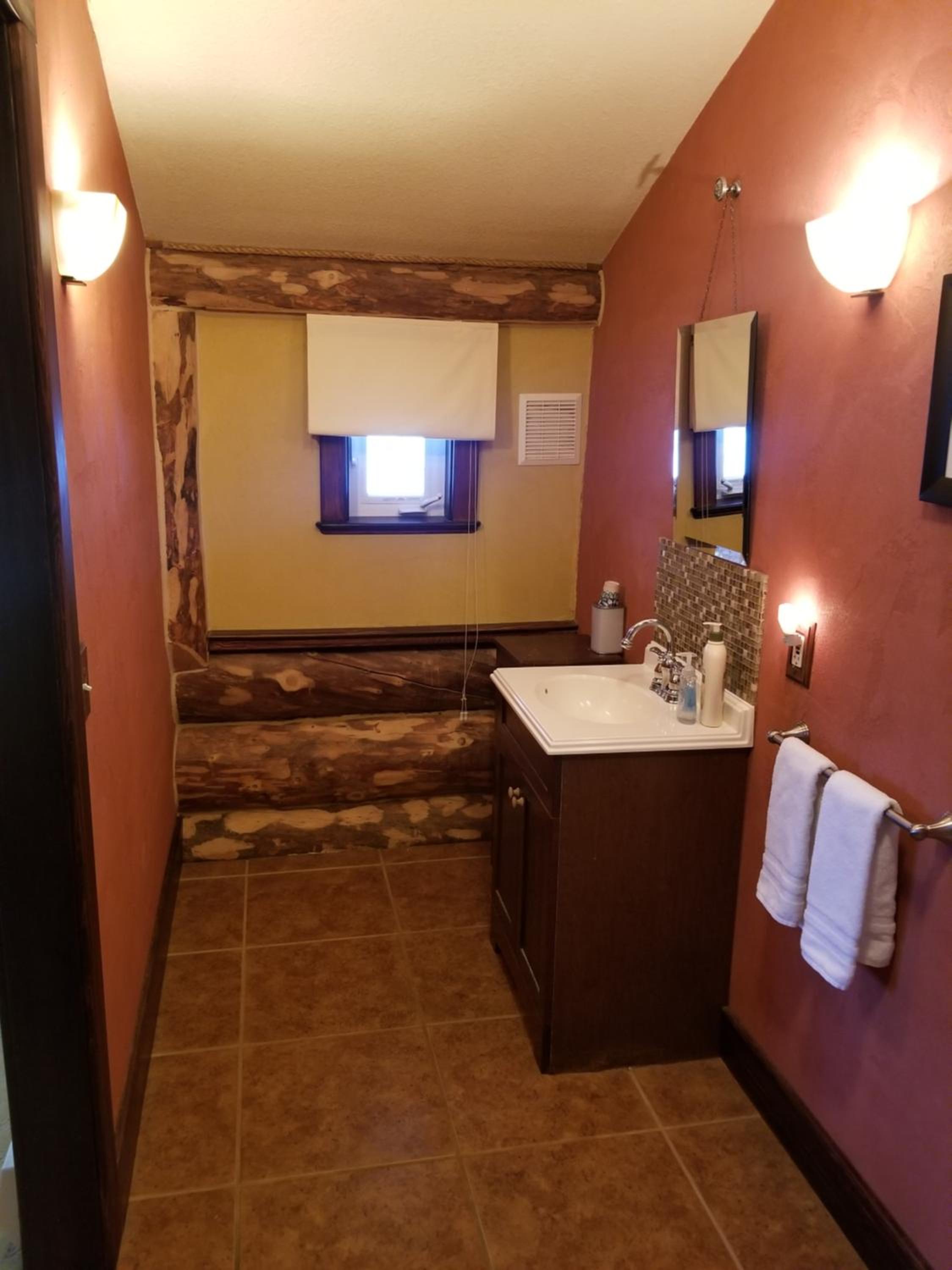 Room 5 - Upper Level - Photo 3