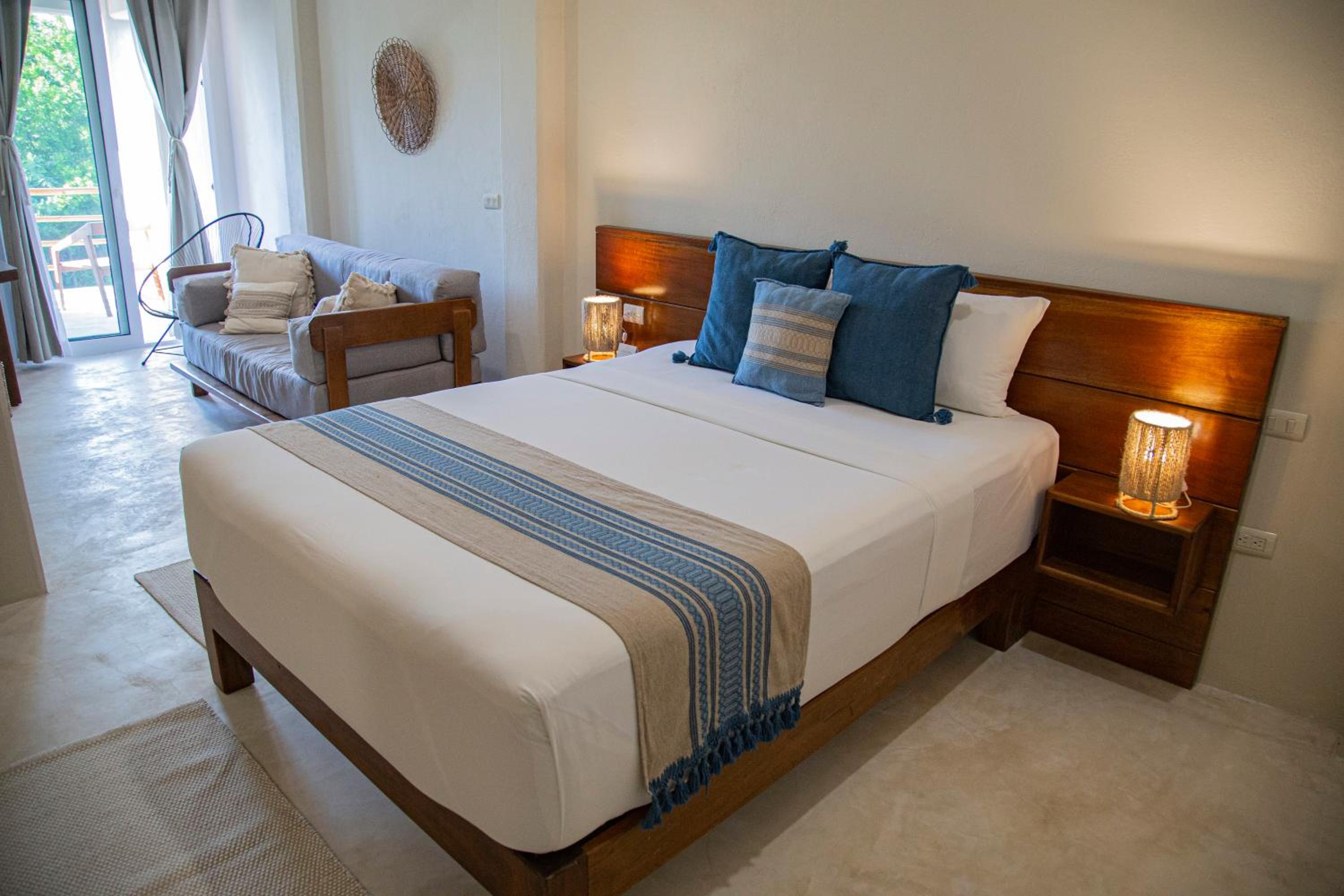 Junior Suite with Balcony - Photo 13