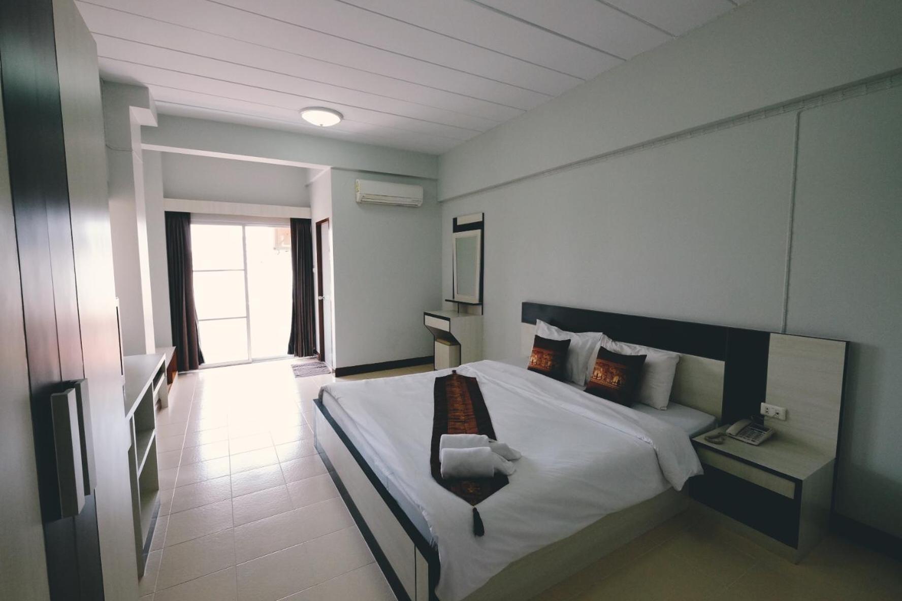 One-Bedroom Apartment - Photo 2