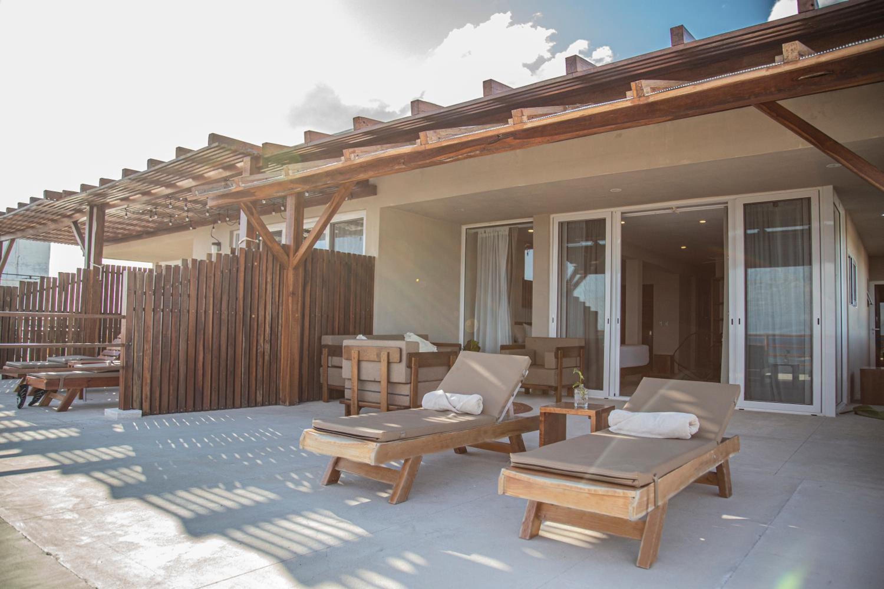 Deluxe Suite with Sea View - Photo 5