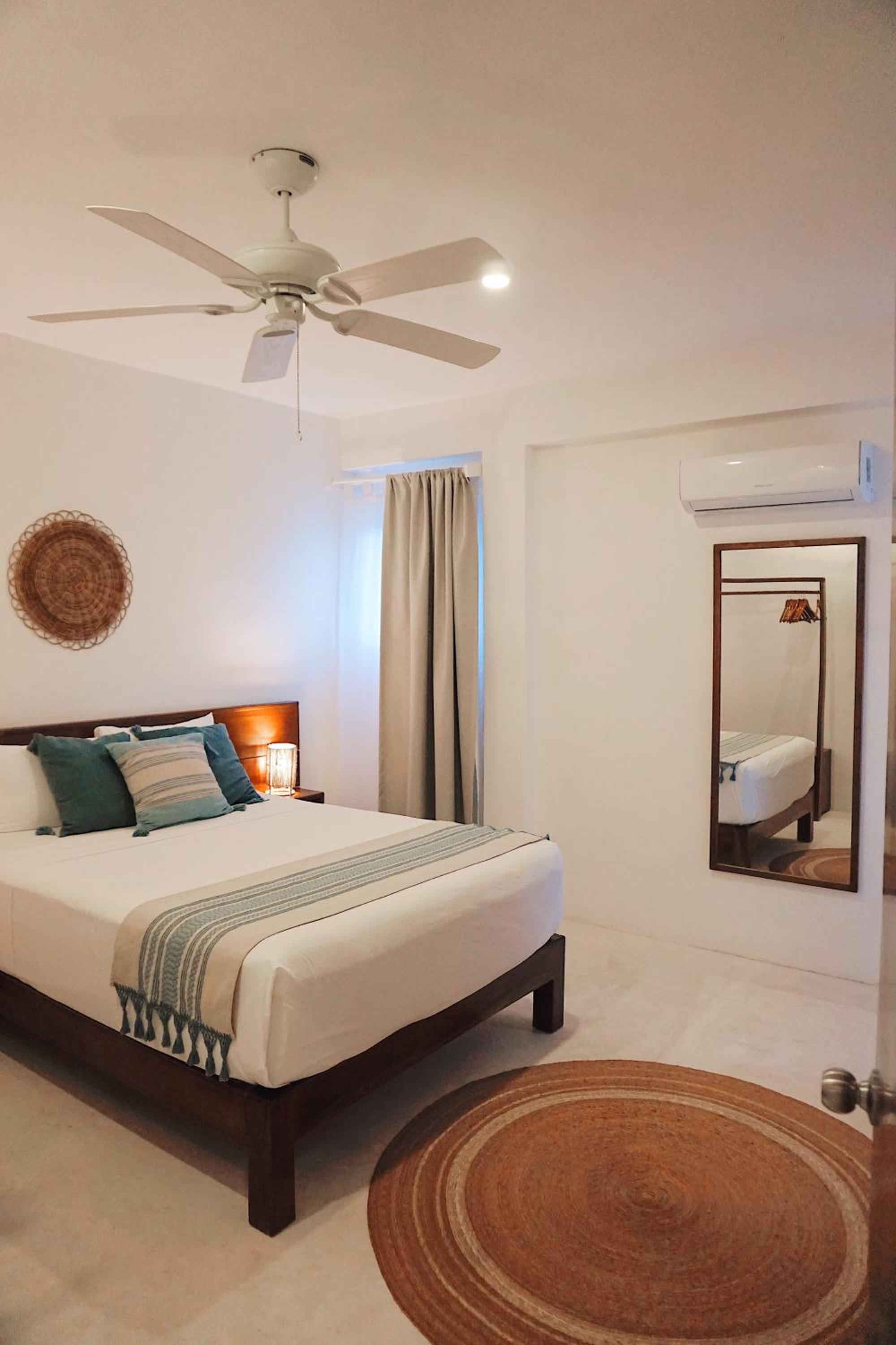 Deluxe Suite with Sea View - Photo 3