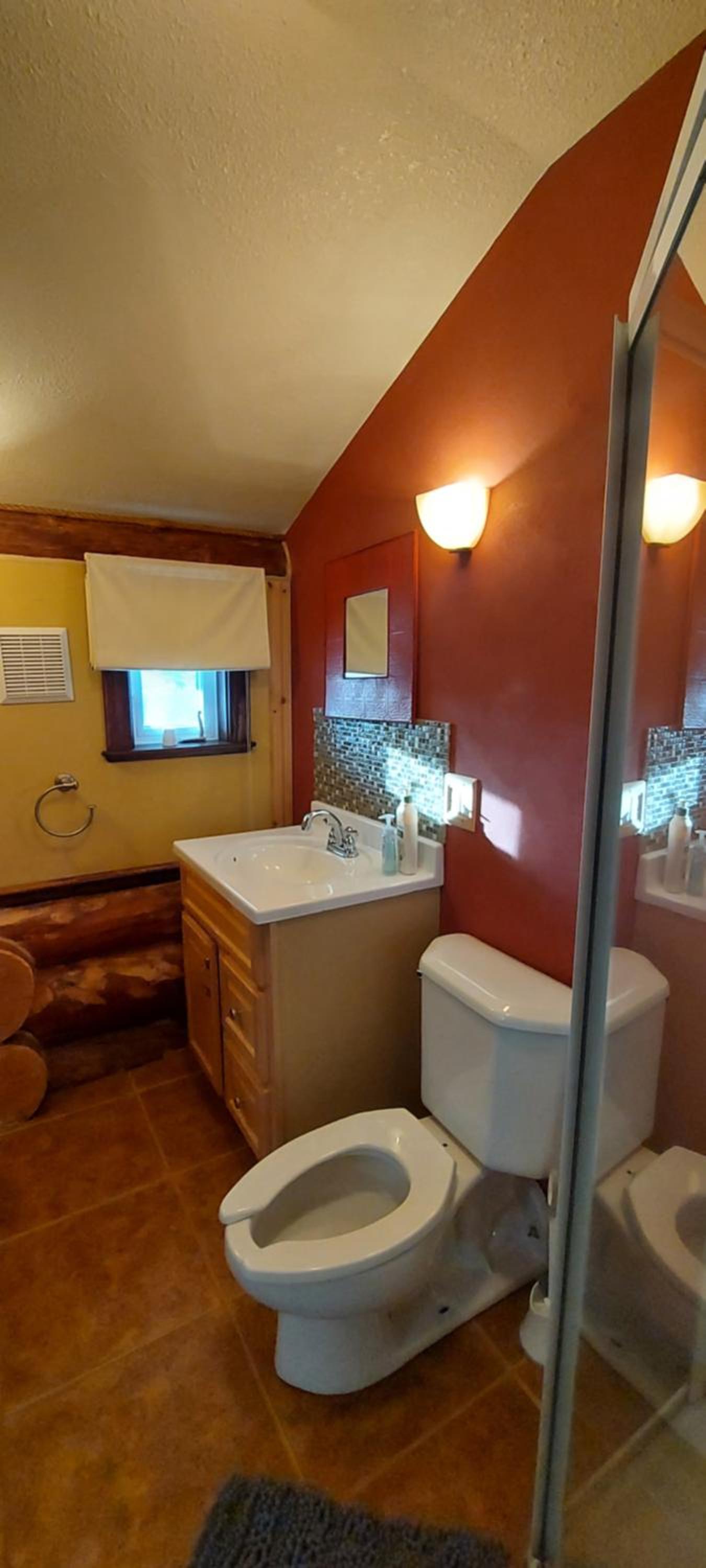 Room 7 - Upper Level - Photo 2
