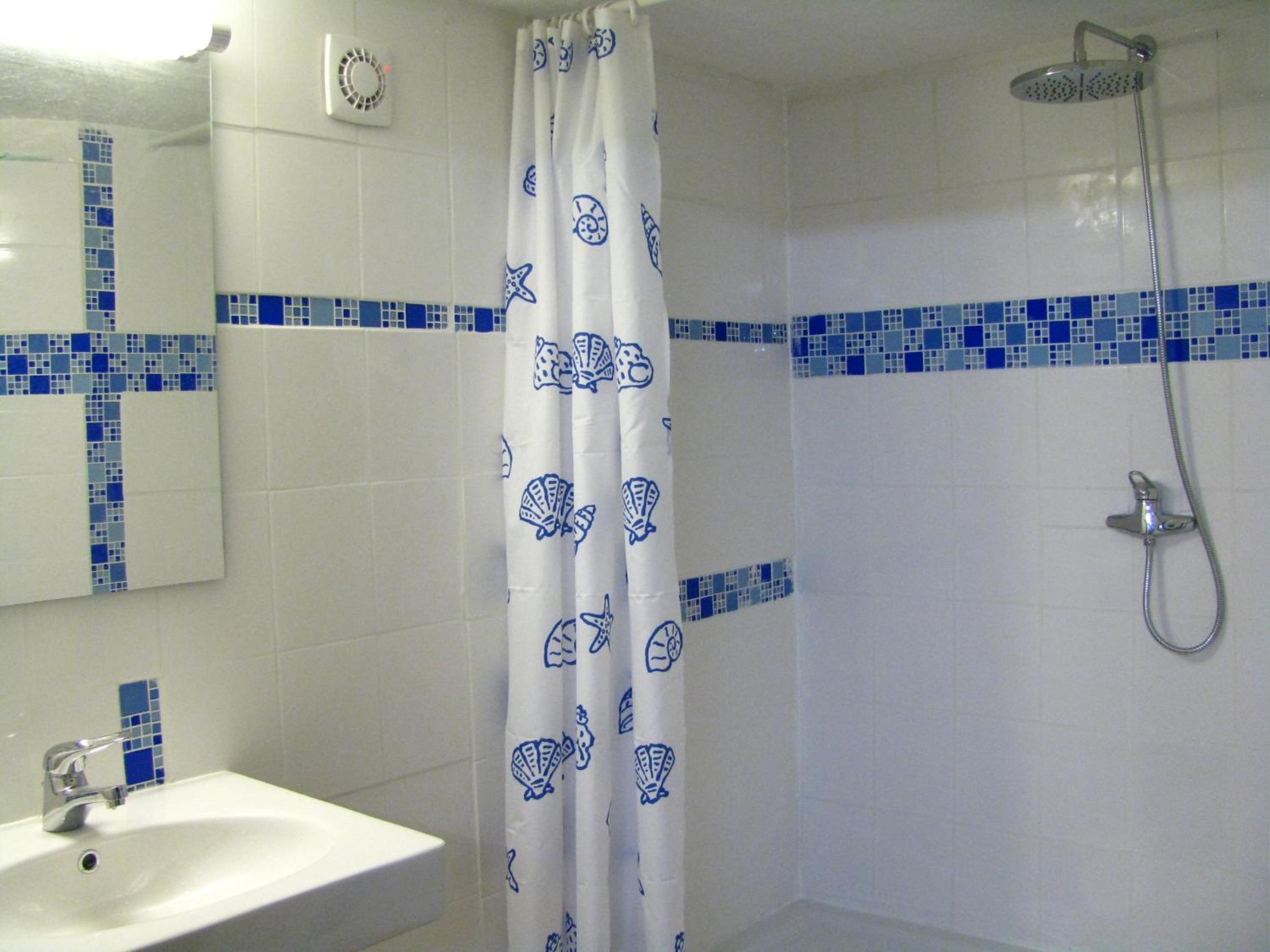 Family Room with Private Bathroom photo 2