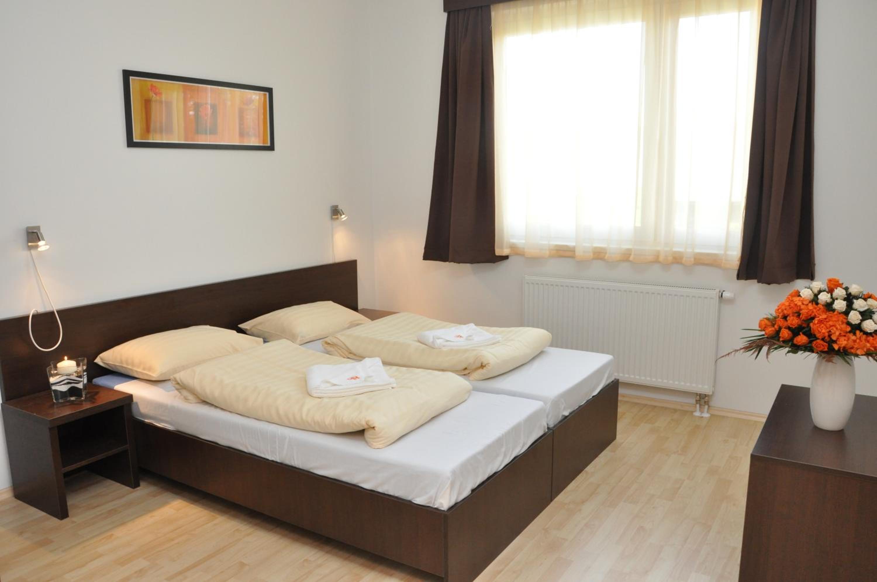 Deluxe Two-Bedroom Apartment with Air-conditioning - Photo 3