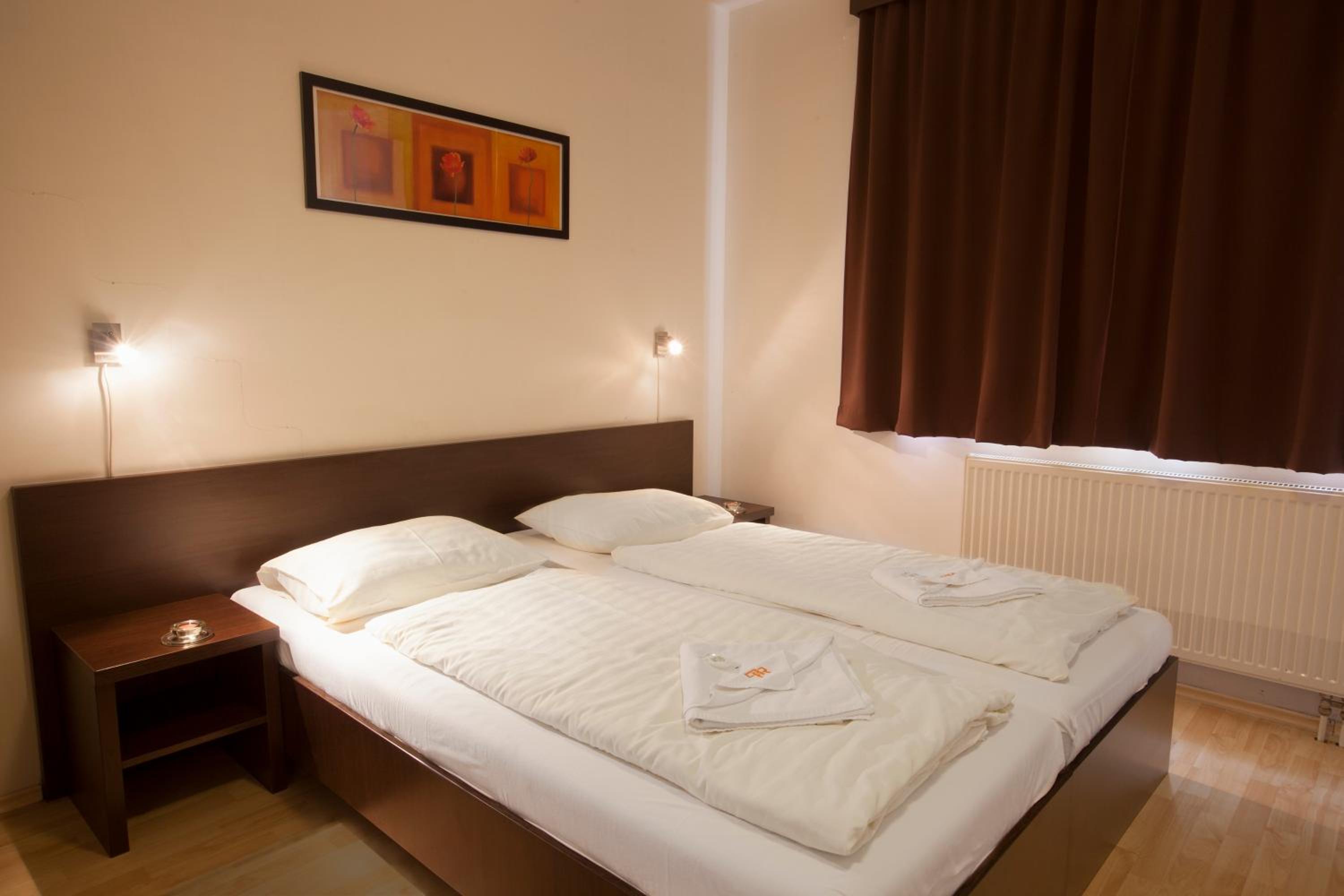 Deluxe Two-Bedroom Apartment with Air-conditioning - Photo 5