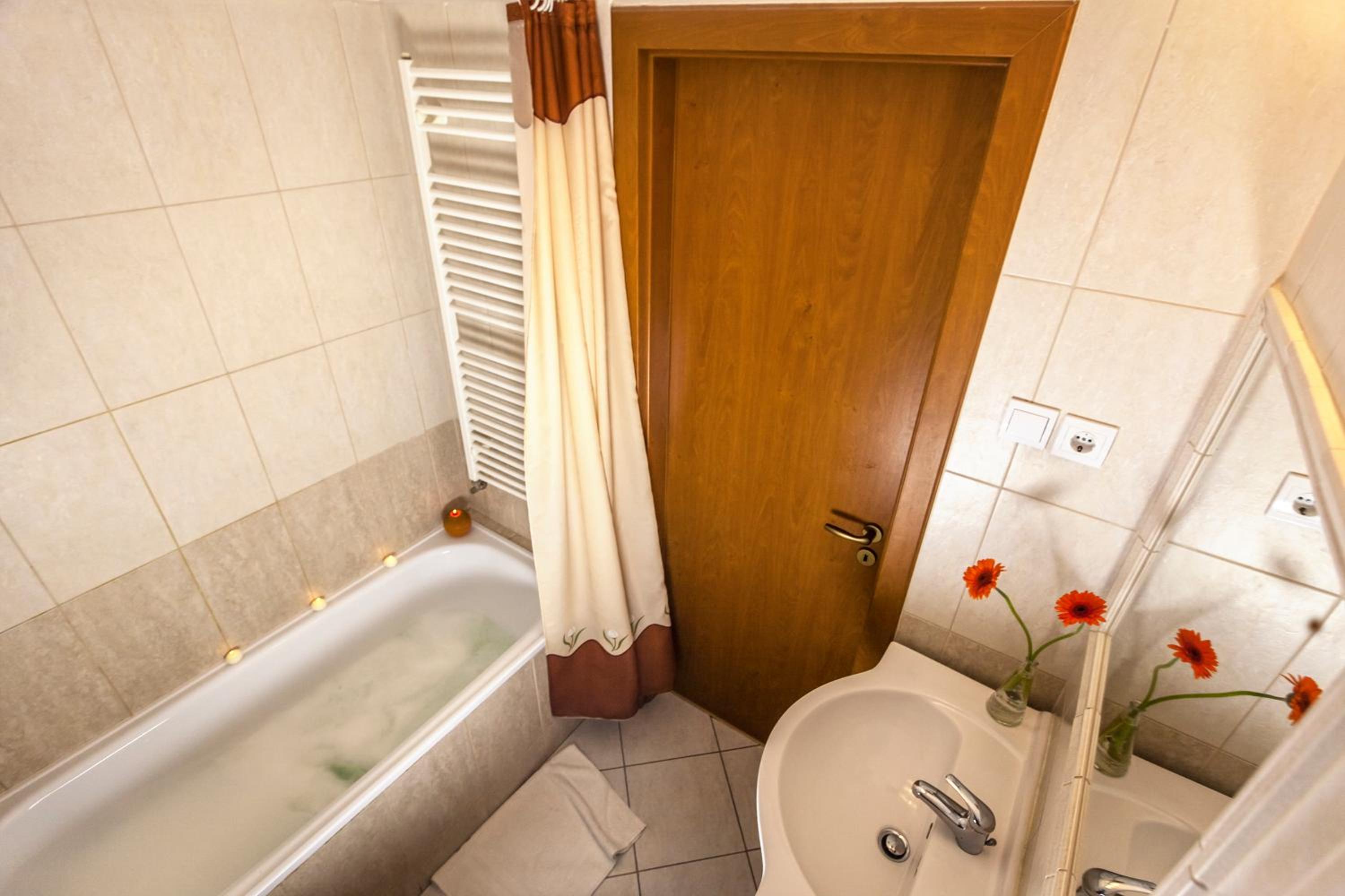 Deluxe Two-Bedroom Apartment with Air-conditioning - Photo 7