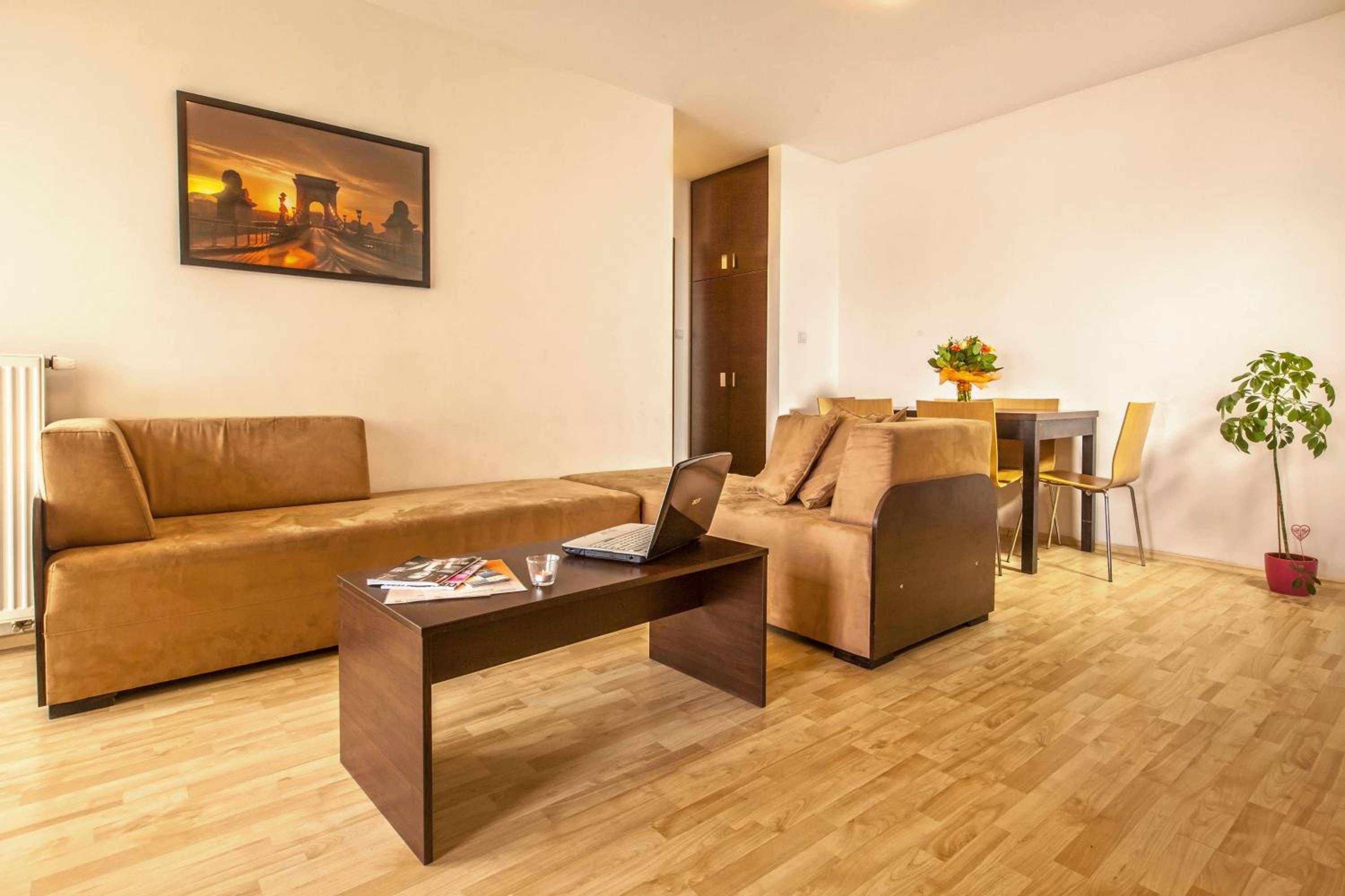 Deluxe Two-Bedroom Apartment with Air-conditioning - Photo 4