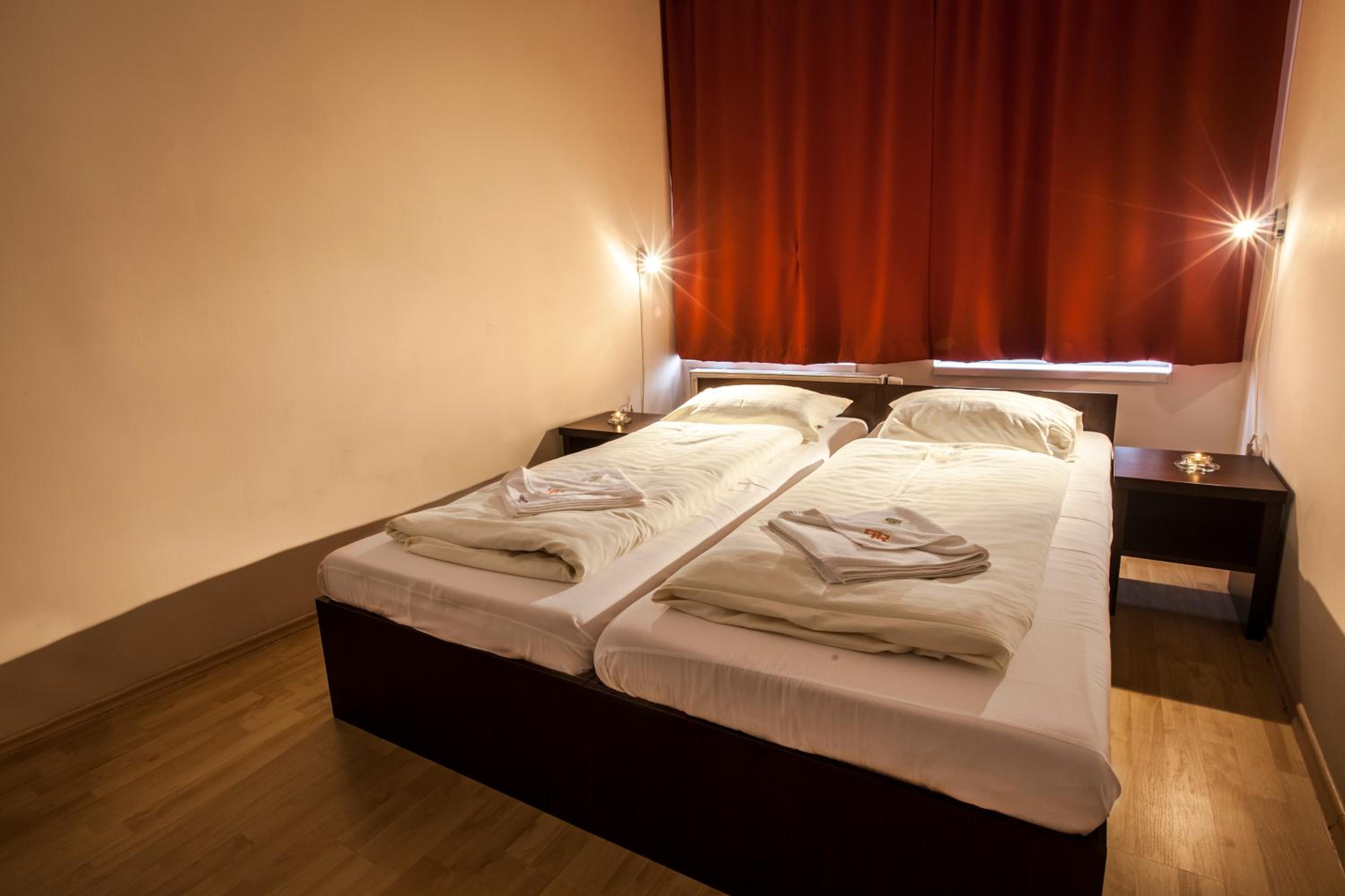 Deluxe Two-Bedroom Apartment with Air-conditioning - Photo 16