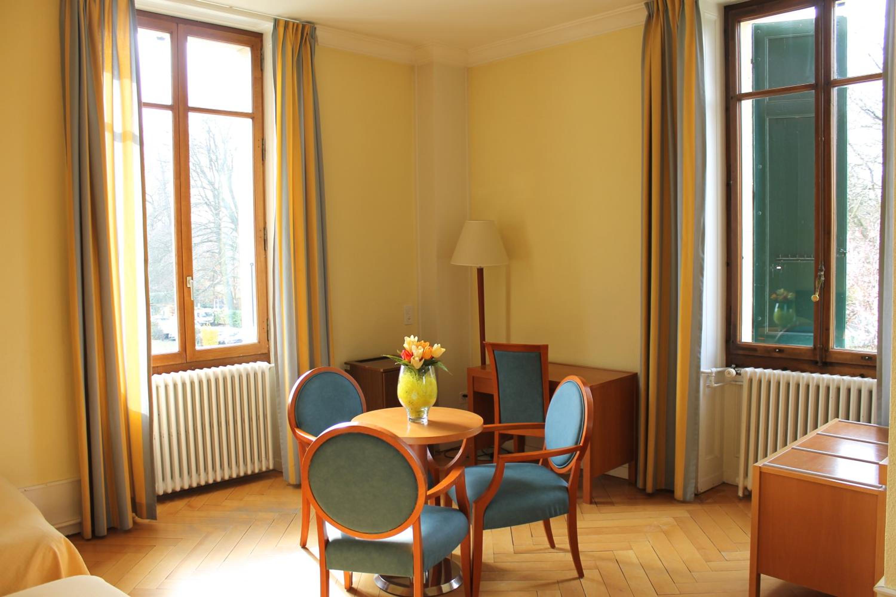 Triple Room with Private Bathroom and Park view photo 3