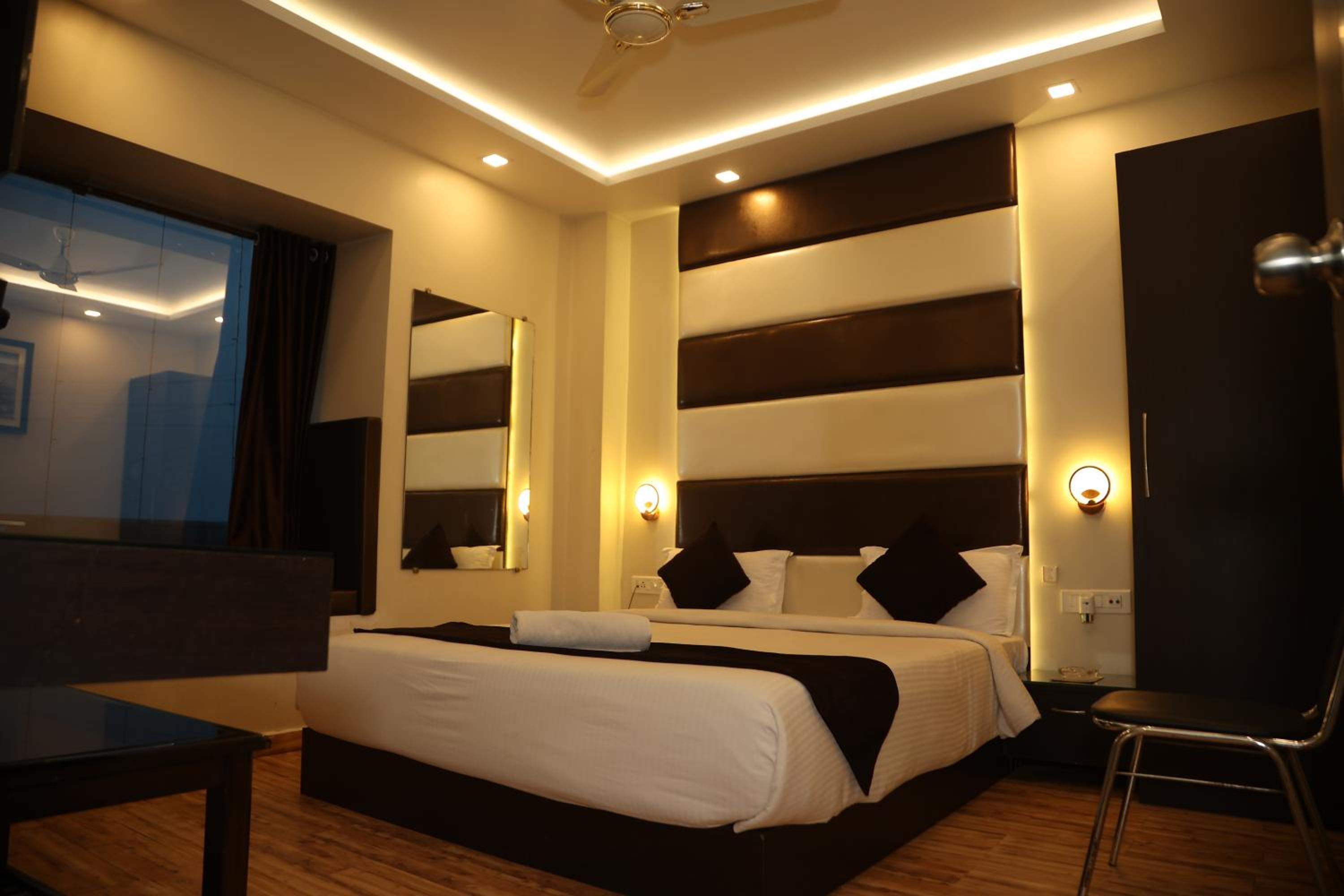 Deluxe Double Room (2 Adults + 1 Child)