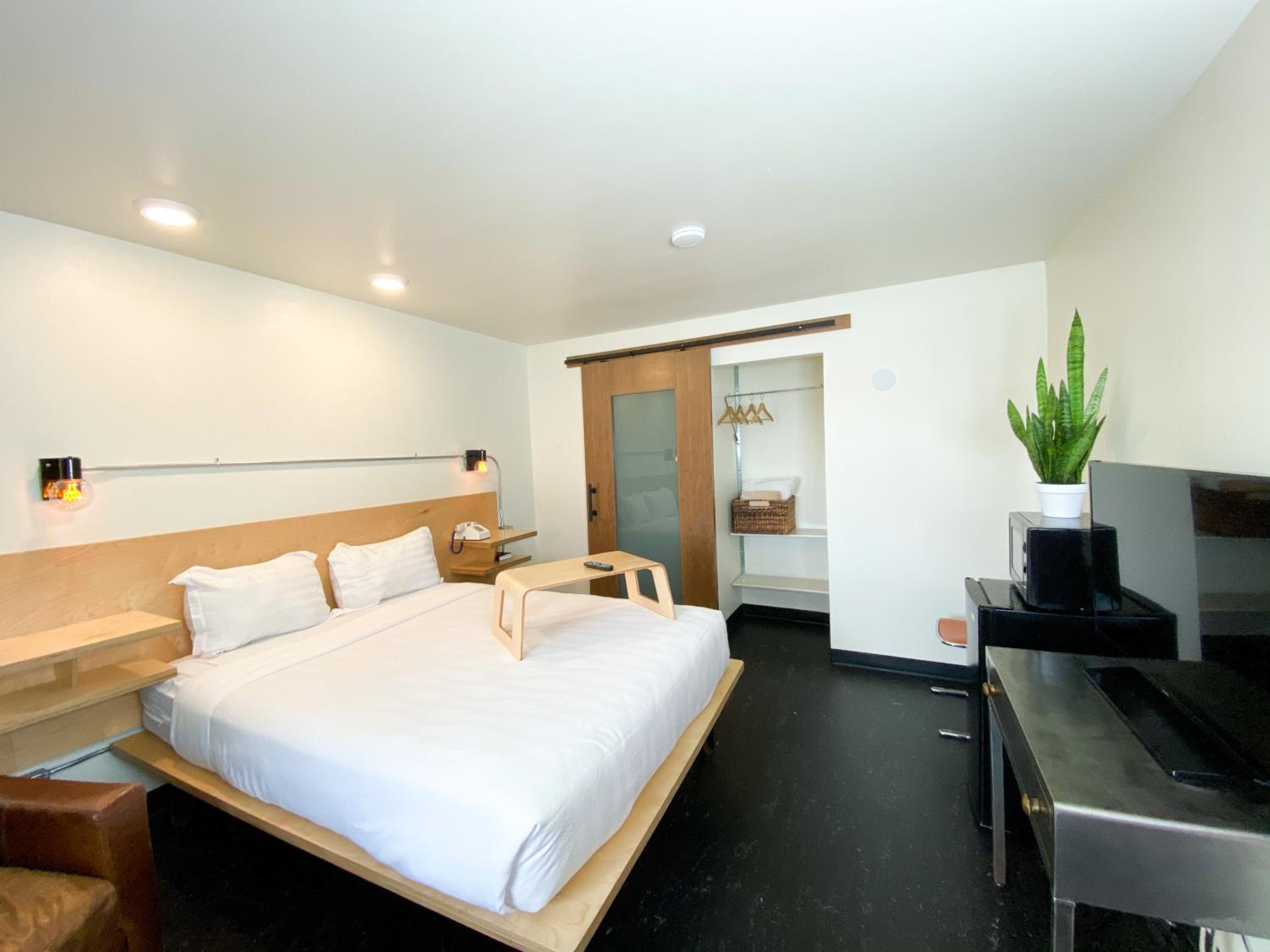 Standard Room with Queen Bed - Non-Pet Friendly  photo 1