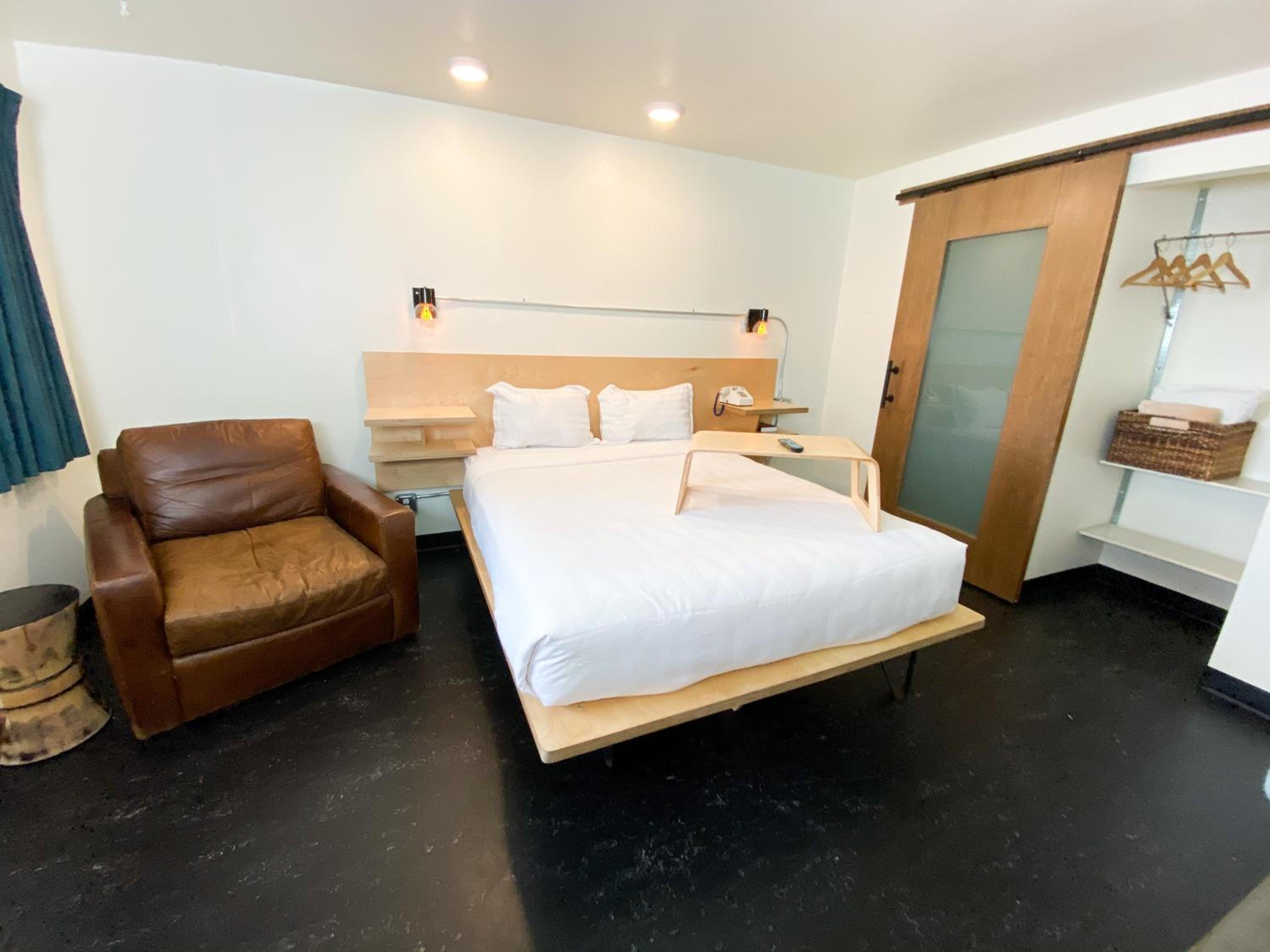 Standard Room with Queen Bed - Non-Pet Friendly  photo 2
