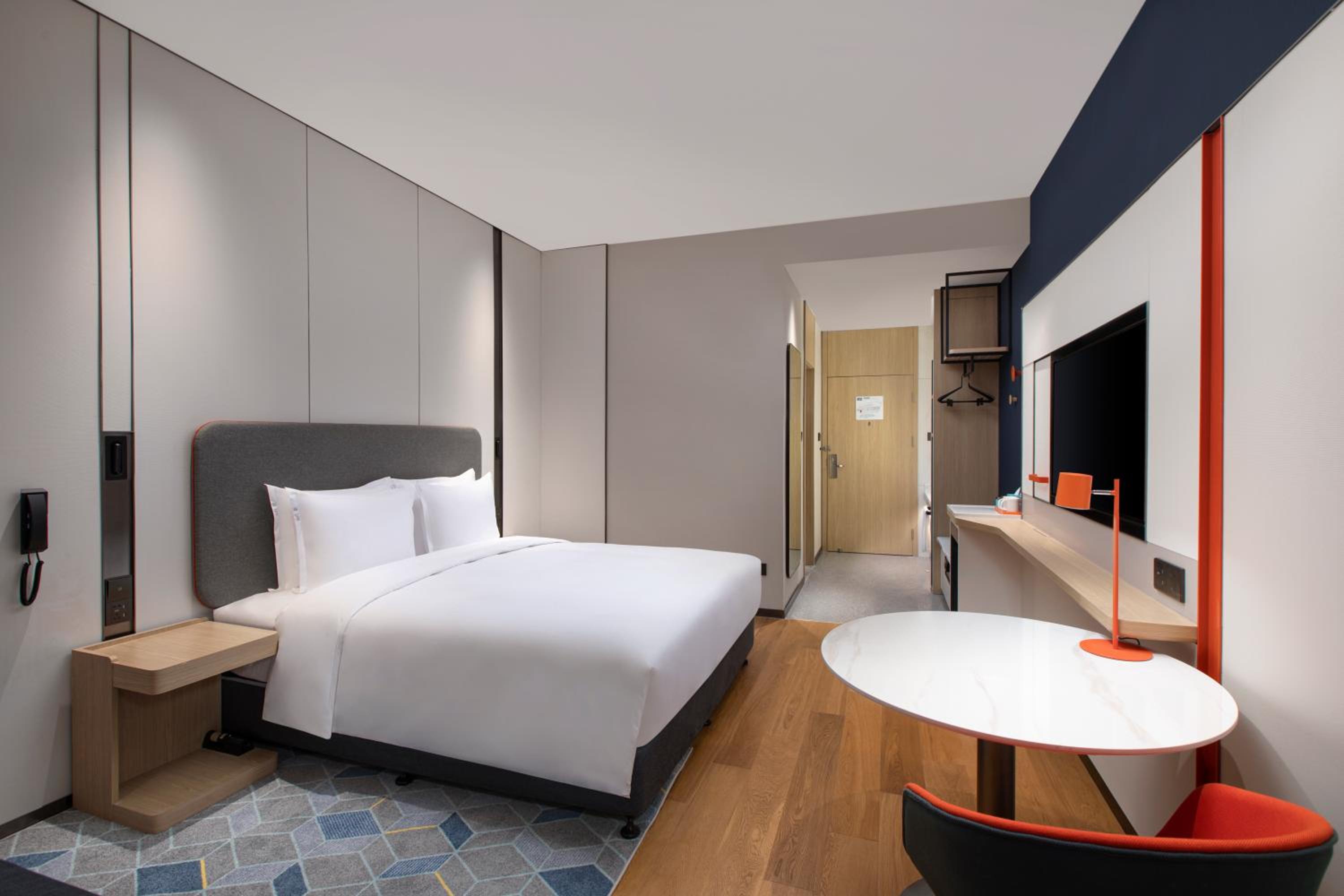Standard King Room with Balcony - Photo 3