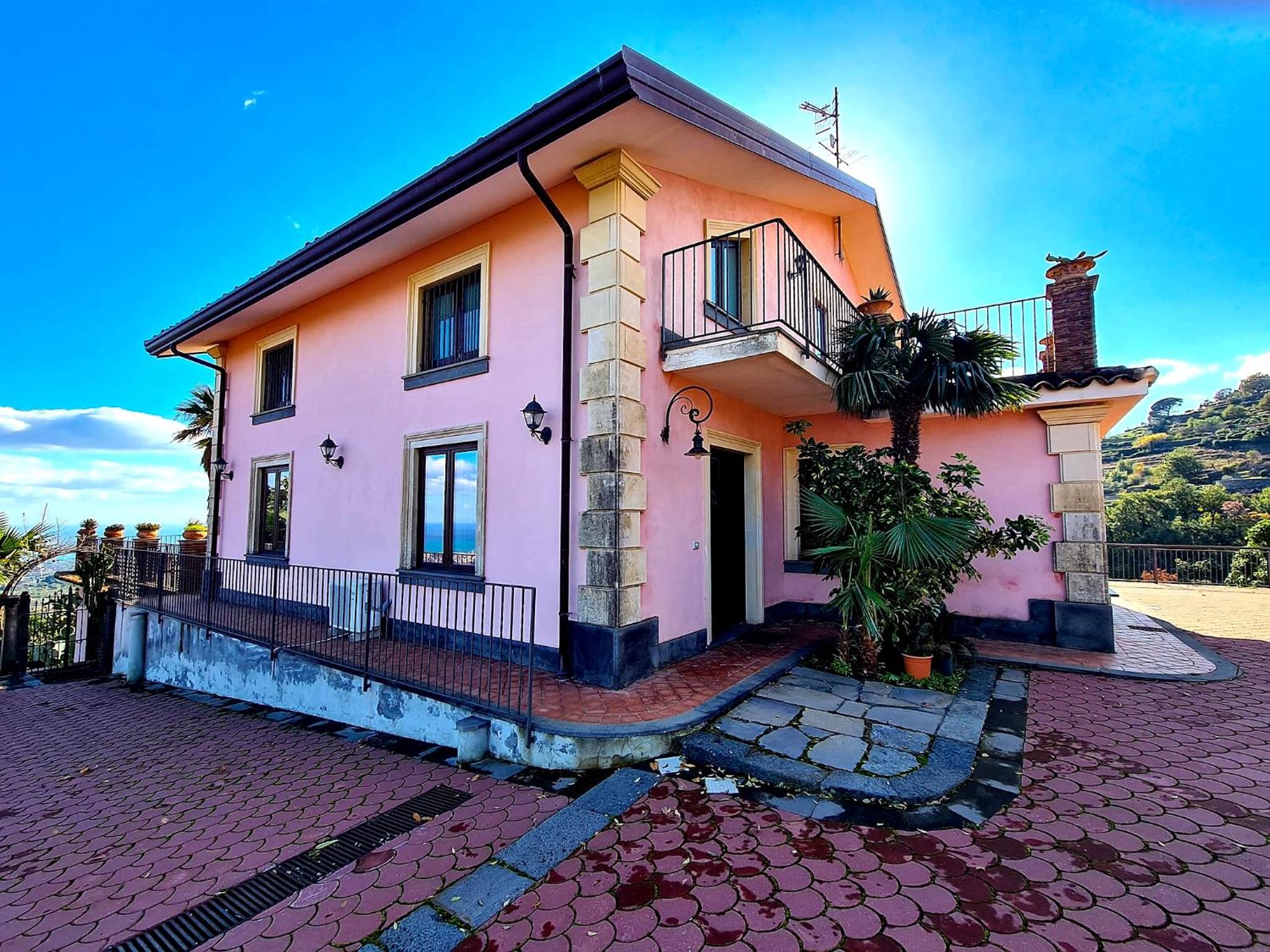 Villa photo 2