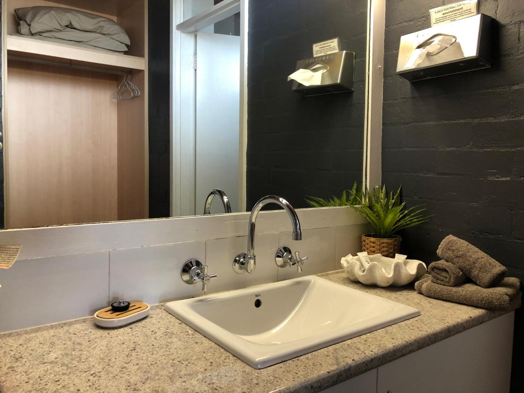 Triple Room with Pool View - Photo 15