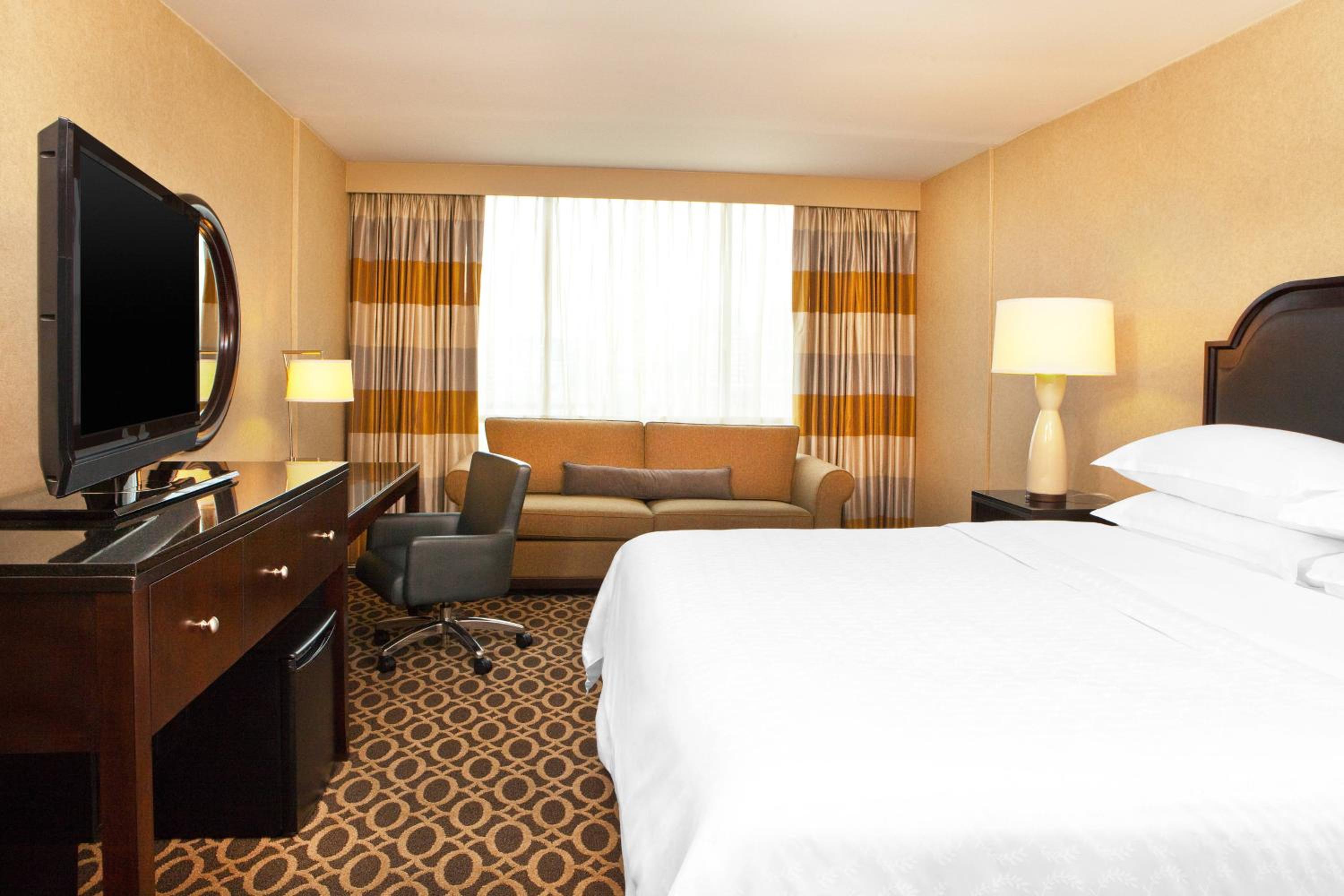 King Room - Non-Smoking - Photo 2