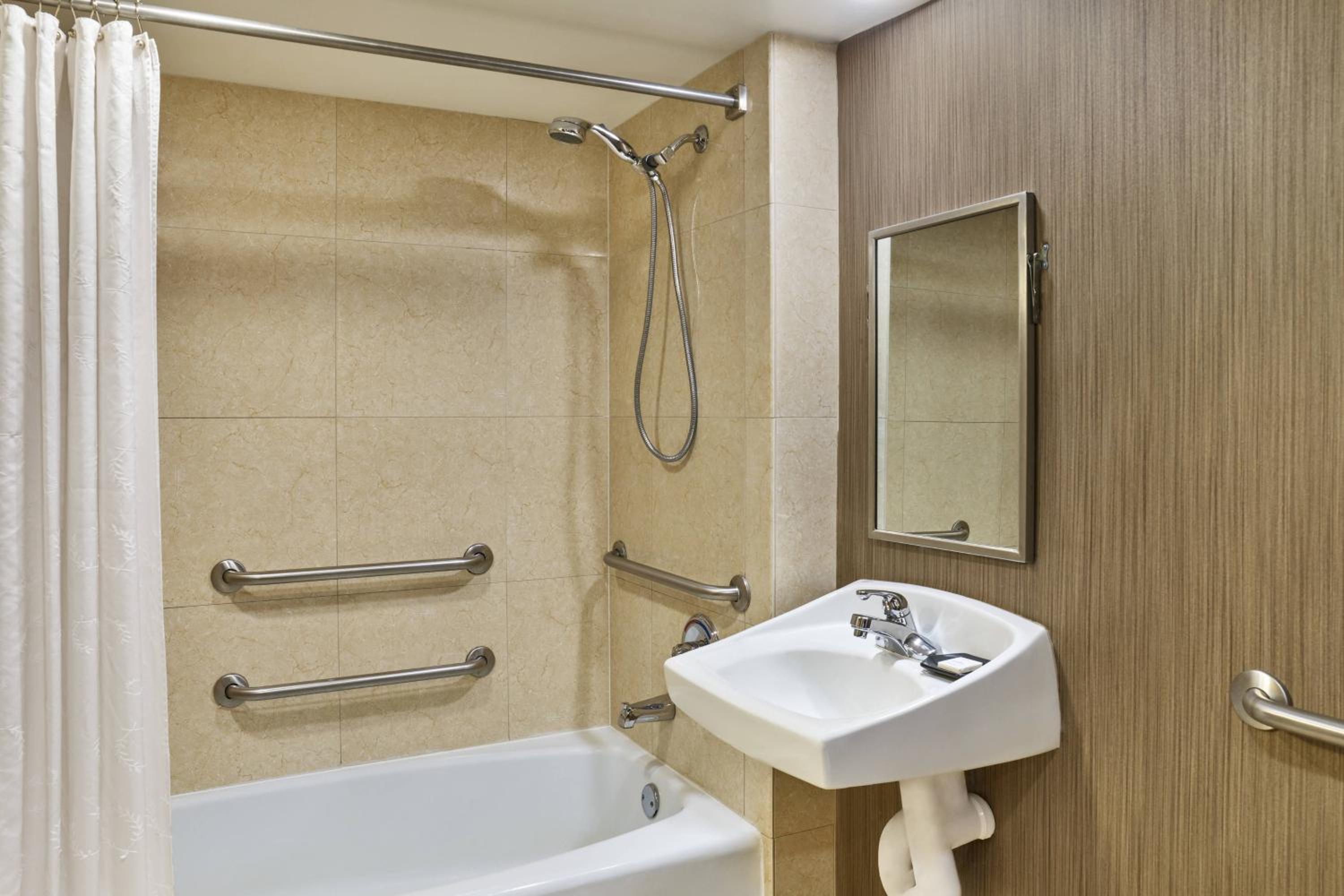 Queen Room with Mobility/Hearing Access and Bathtub with Grab Bars, Non-Smoking - Photo 2
