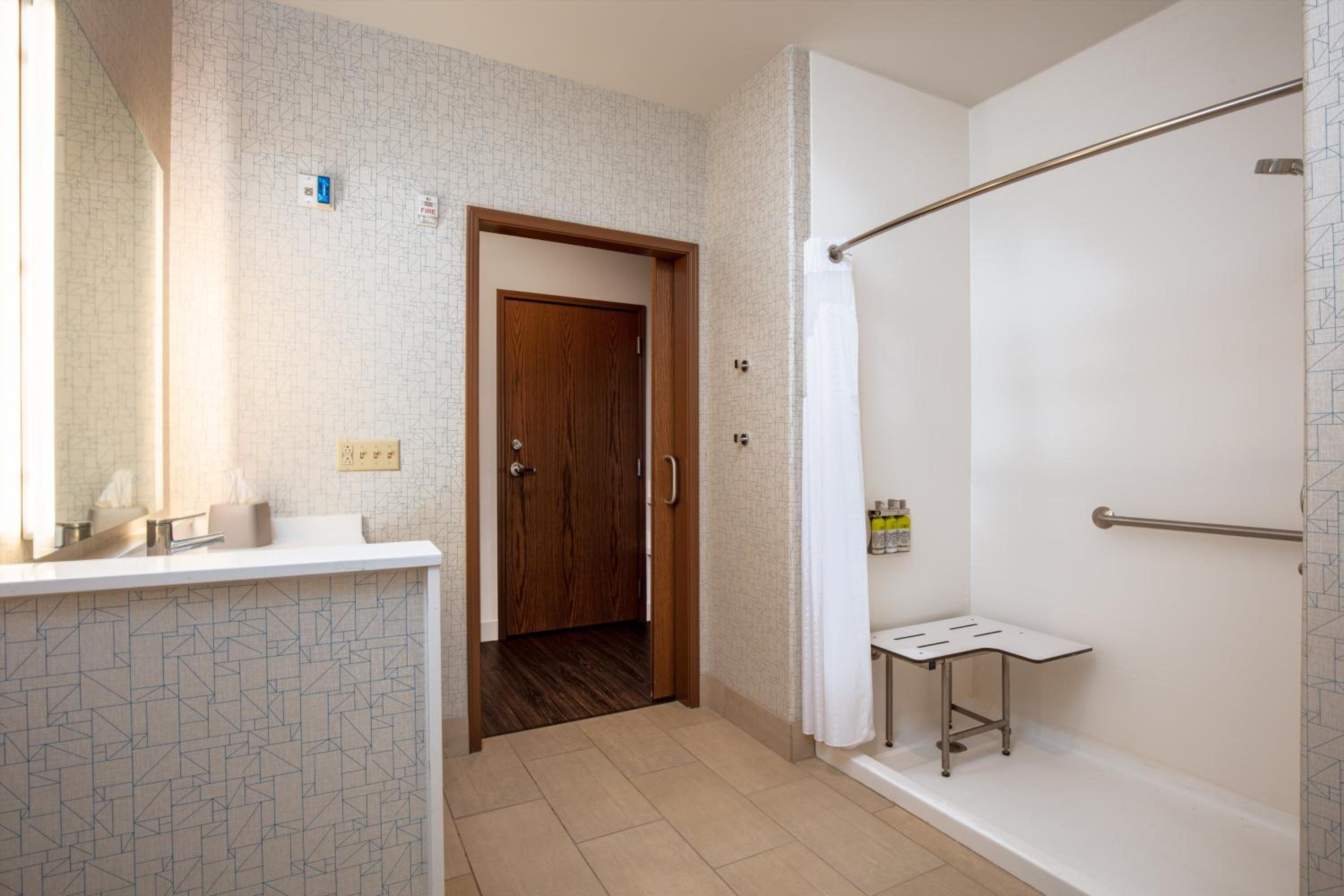 King Room - Mobility Access/Hearing Accessible - Photo 8