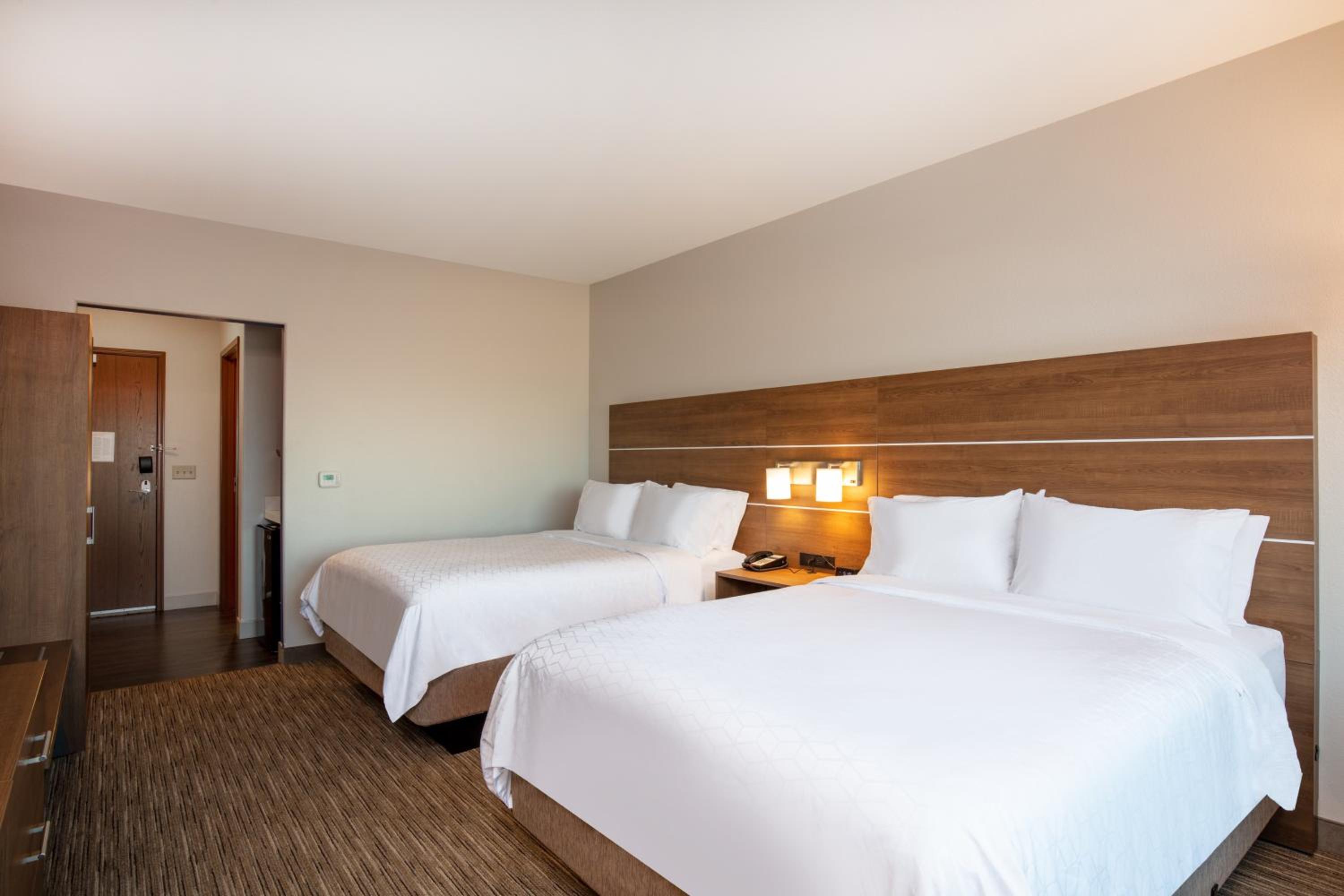 Standard Room with Two Queen Beds - Photo 1
