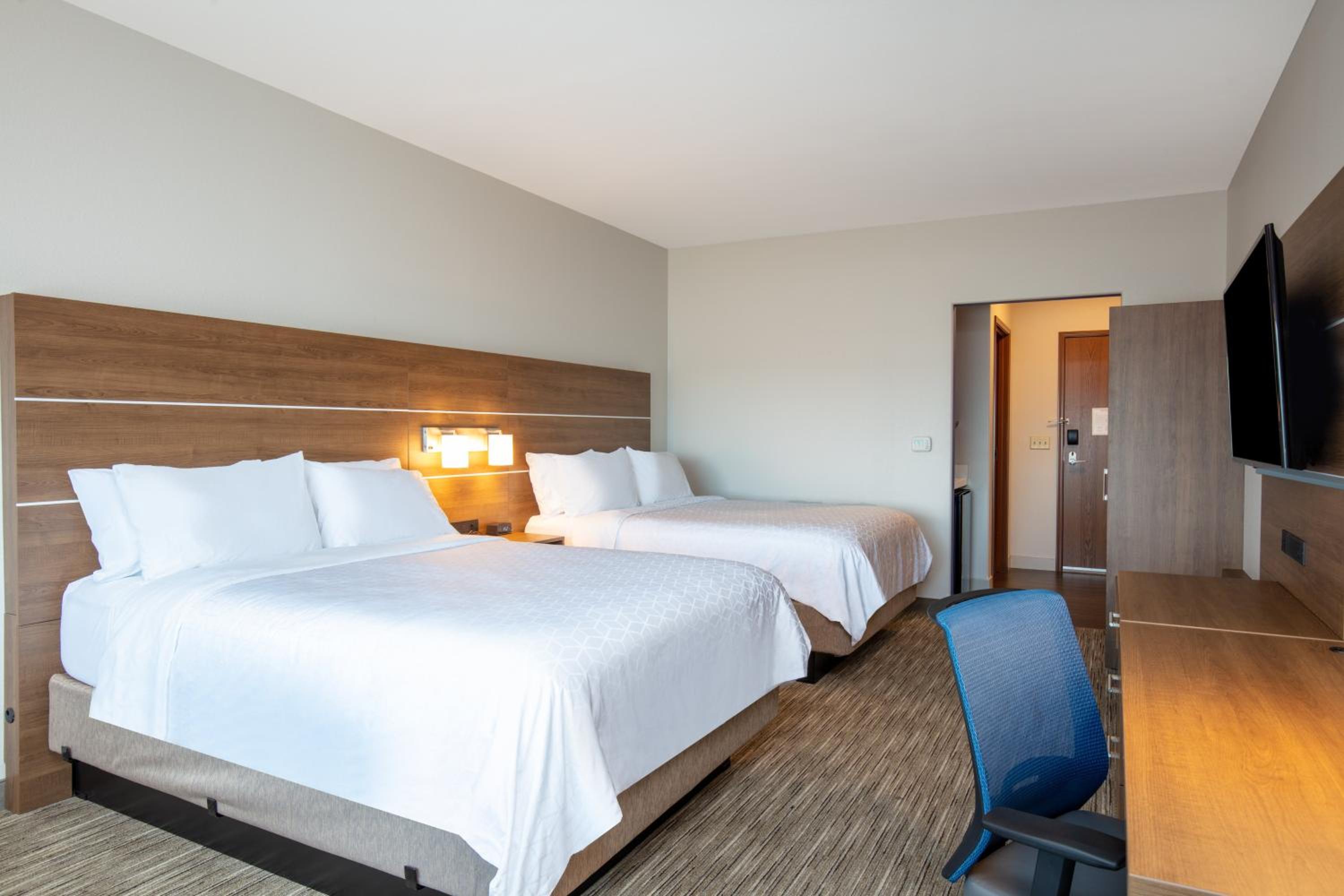 Queen Suite with Two Queen Beds - Photo 1