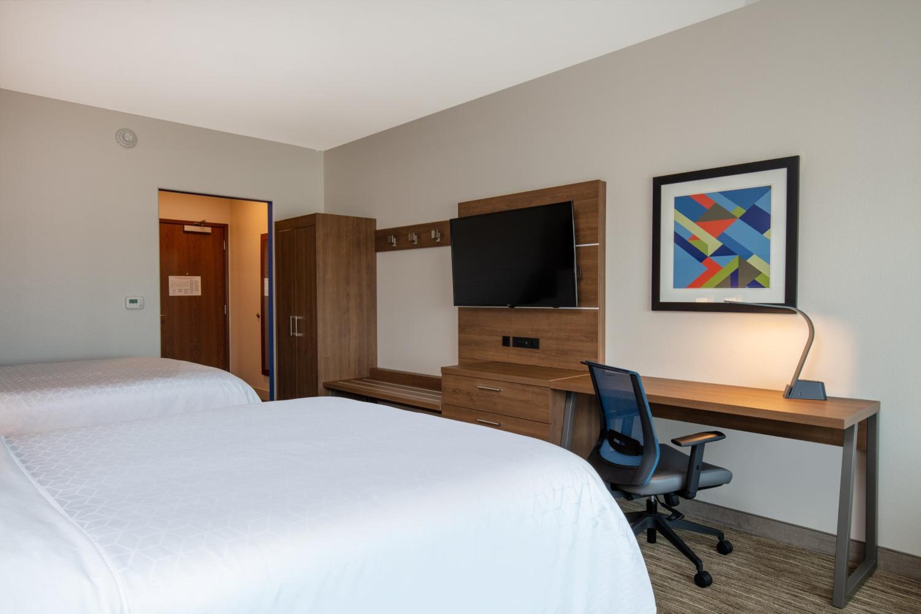 Standard Room with Two Queen Beds - Photo 5