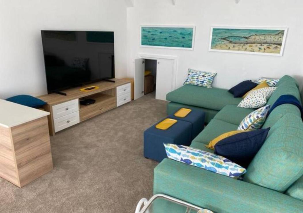 Five-Bedroom House photo 1