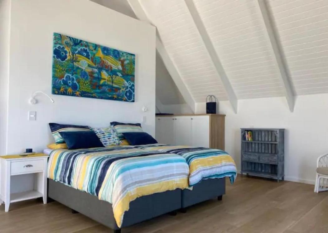 Five-Bedroom House photo 3