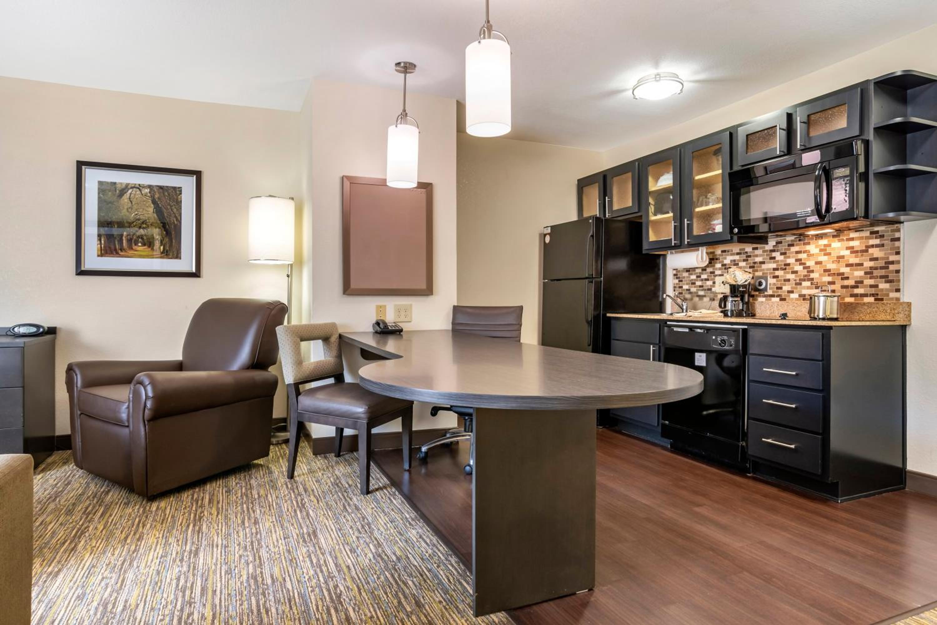 One-Bedroom Queen Suite - Photo 6