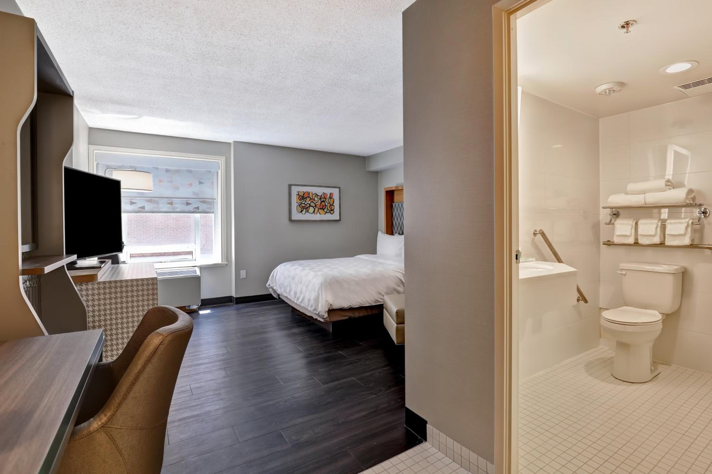 Standard Queen Room with Communications Accessible Roll-In Shower - Photo 6