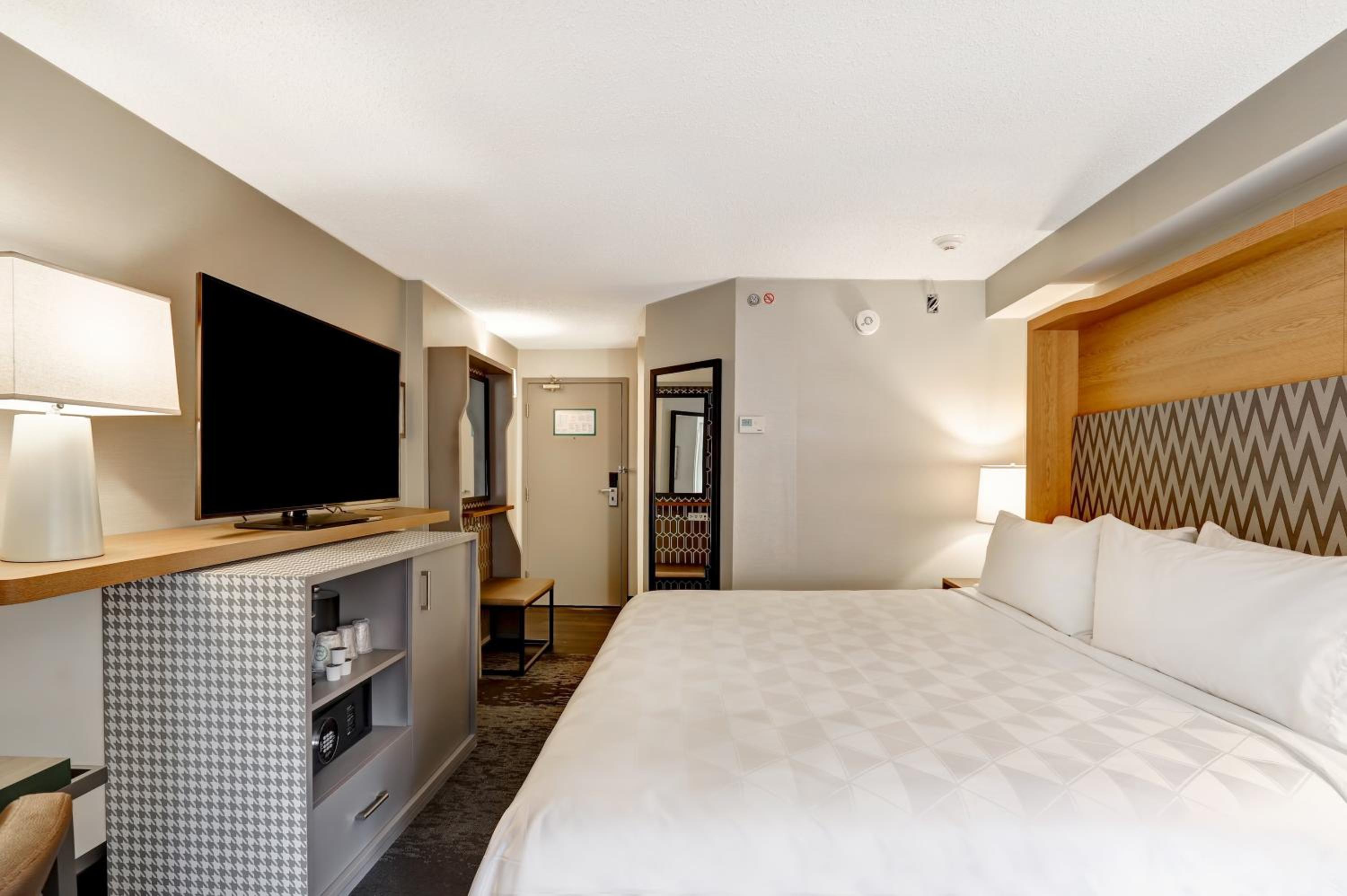 Standard King Room - Photo 5