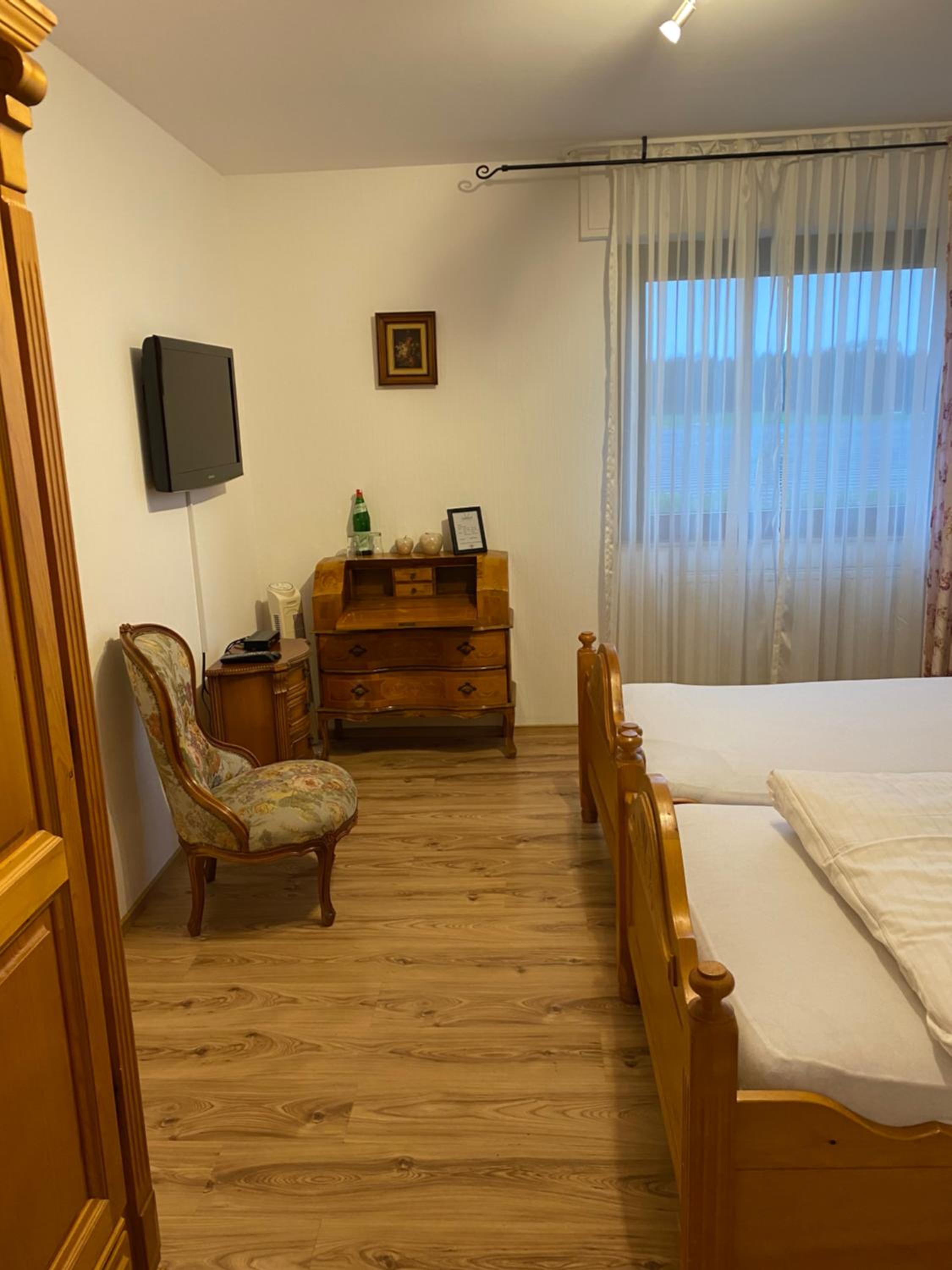 Budget Double Room - Photo 4