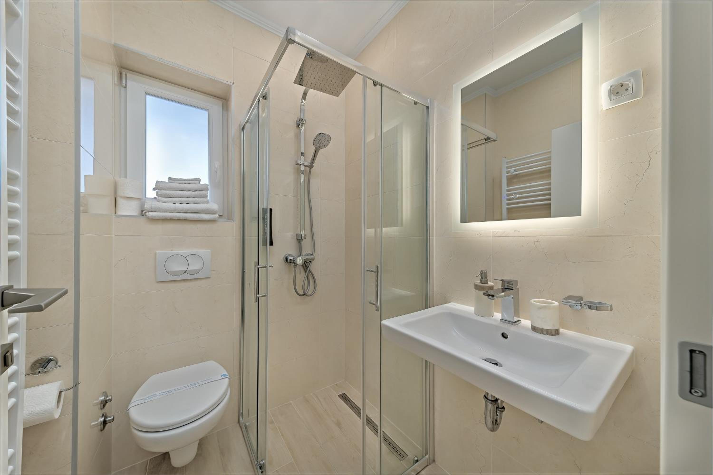 One-Bedroom Suite - Photo 6