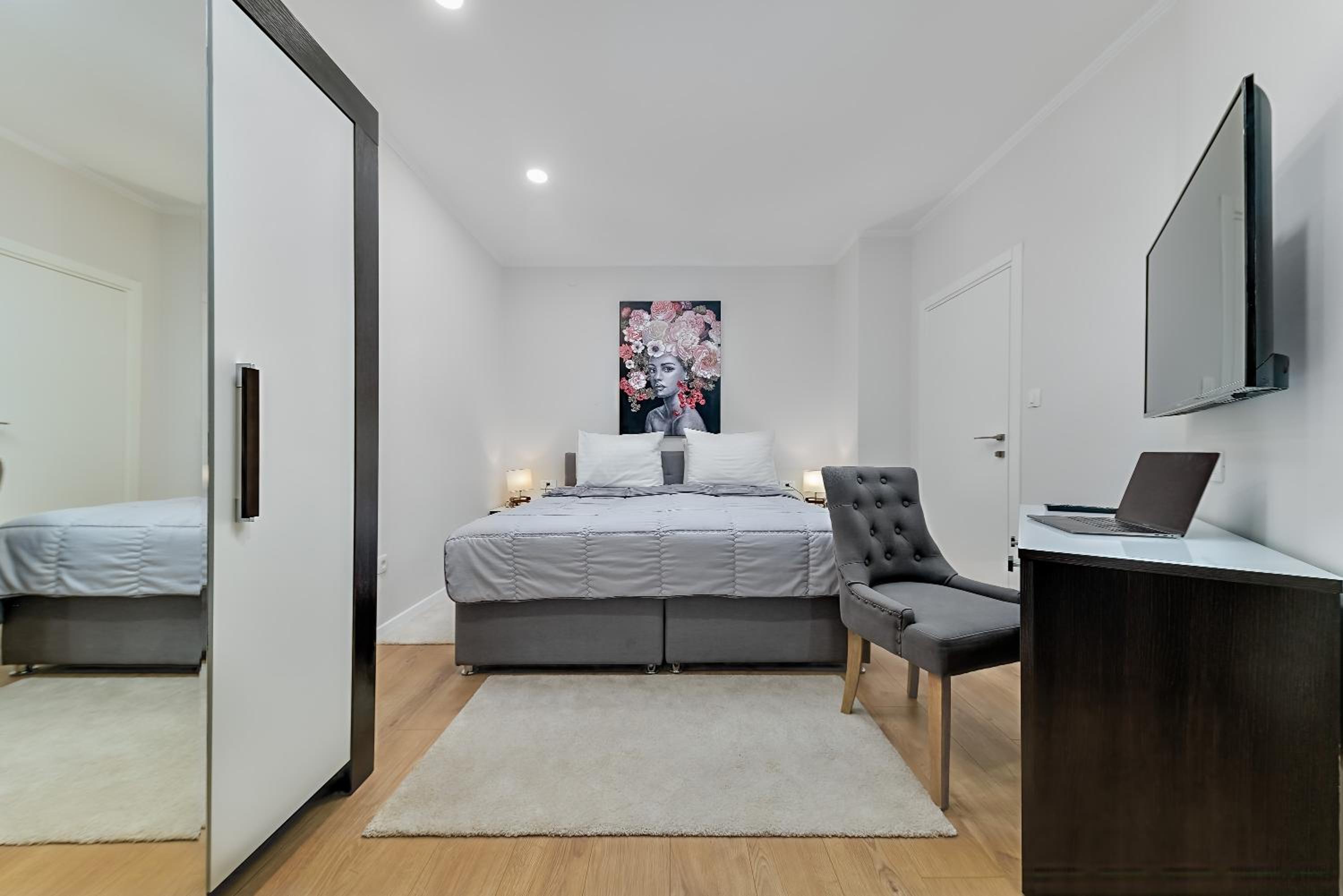 One-Bedroom Suite - Photo 1