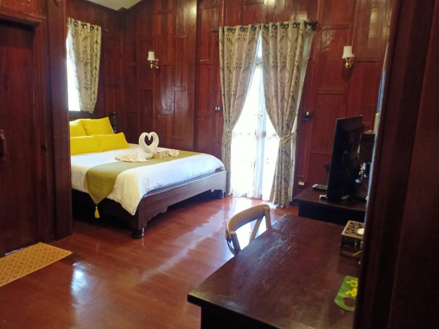 King Room with Balcony - Photo 5