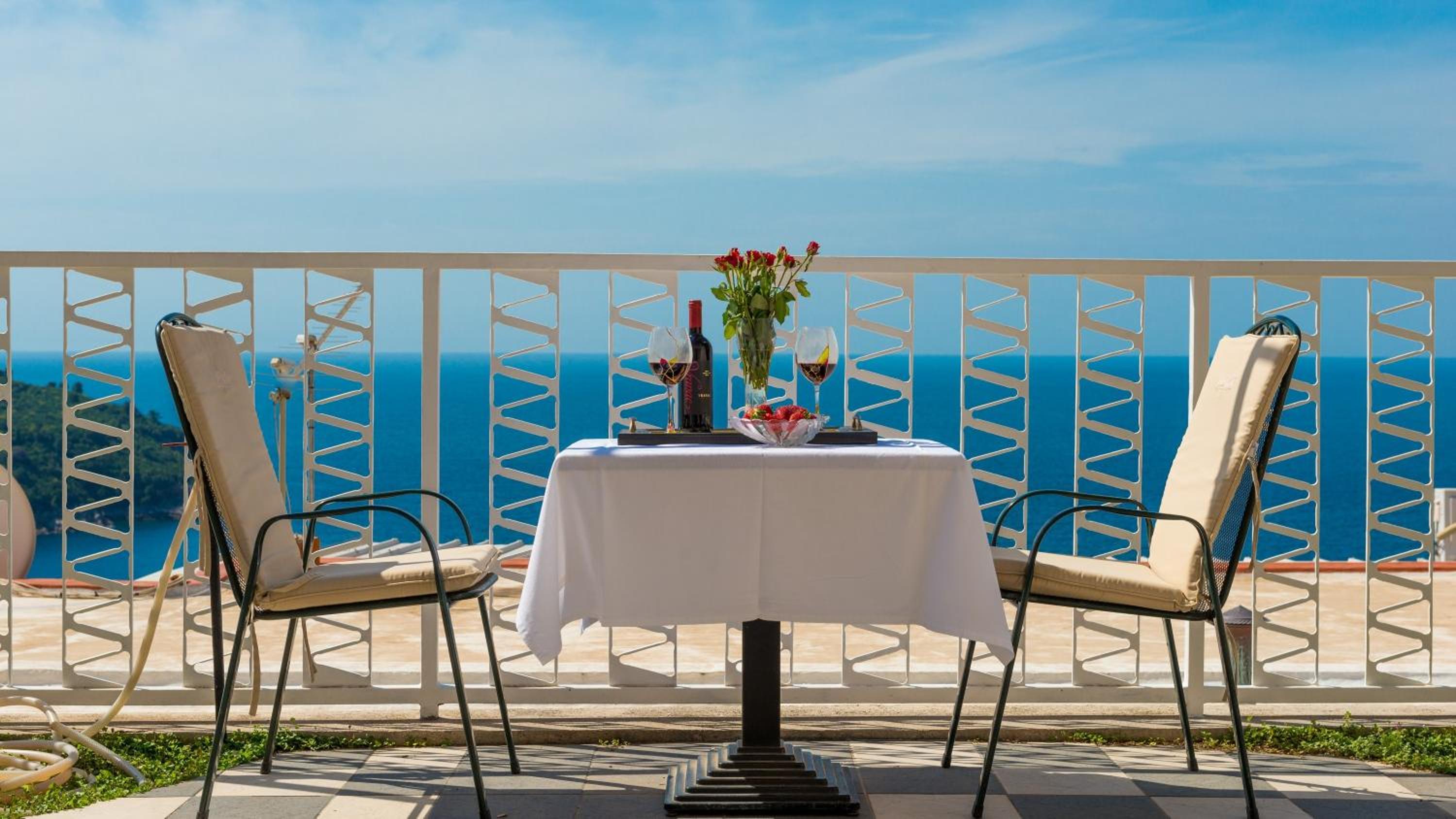 One-Bedroom Apartment with Terrace and Sea View photo 3