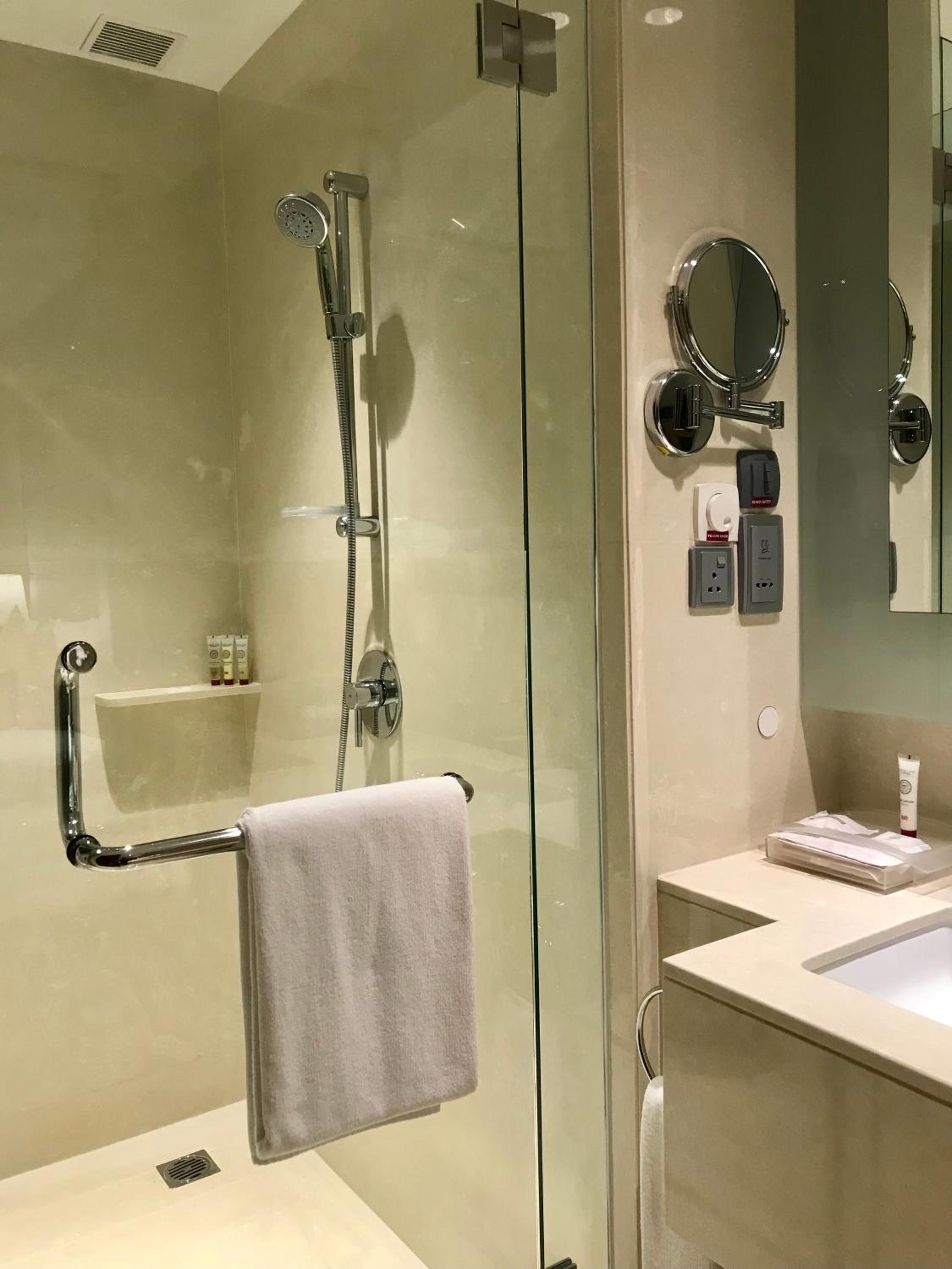 Standard King Room - Disability Access photo 2