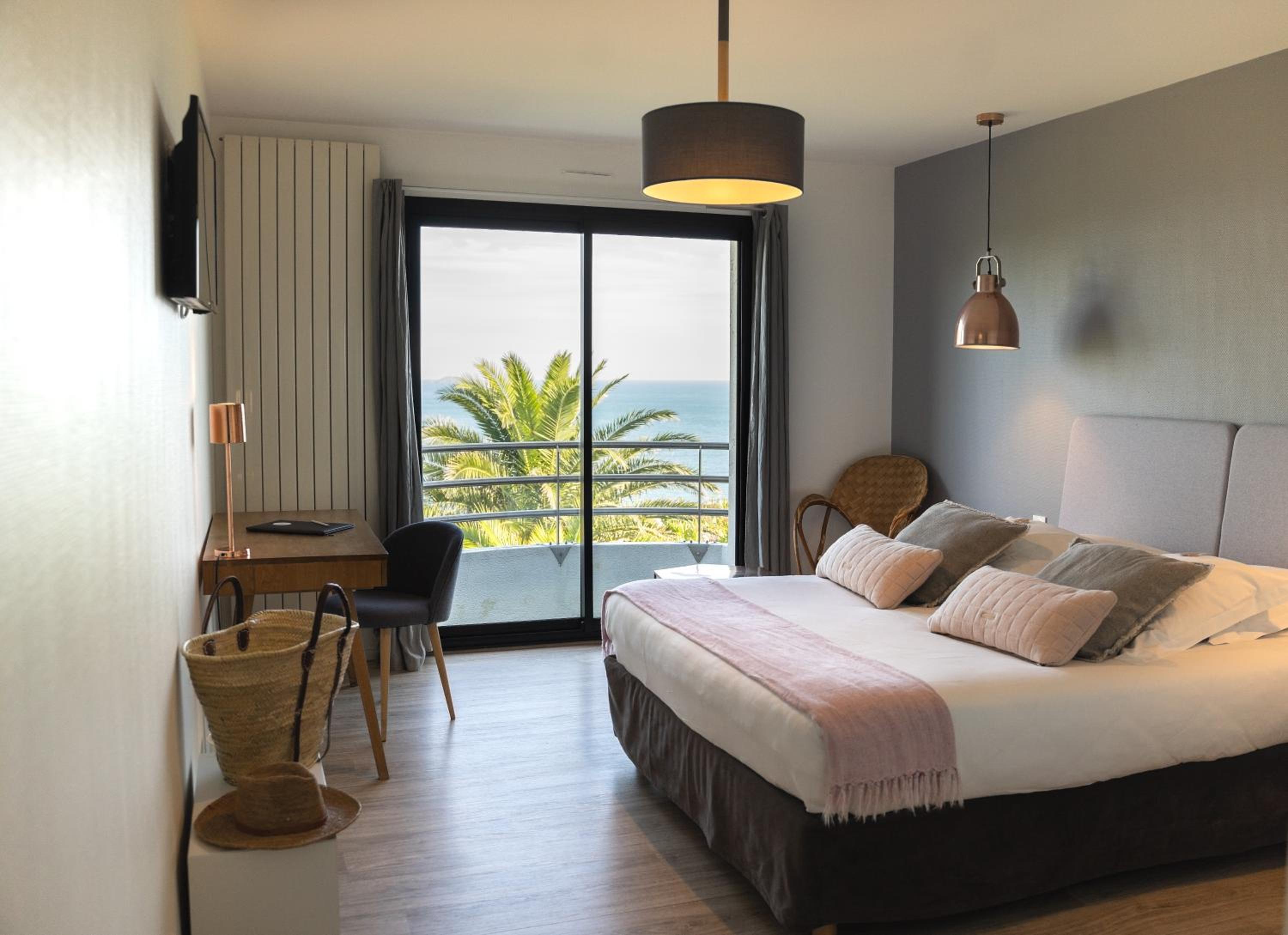Superior Double Room with Sea View - Photo 3