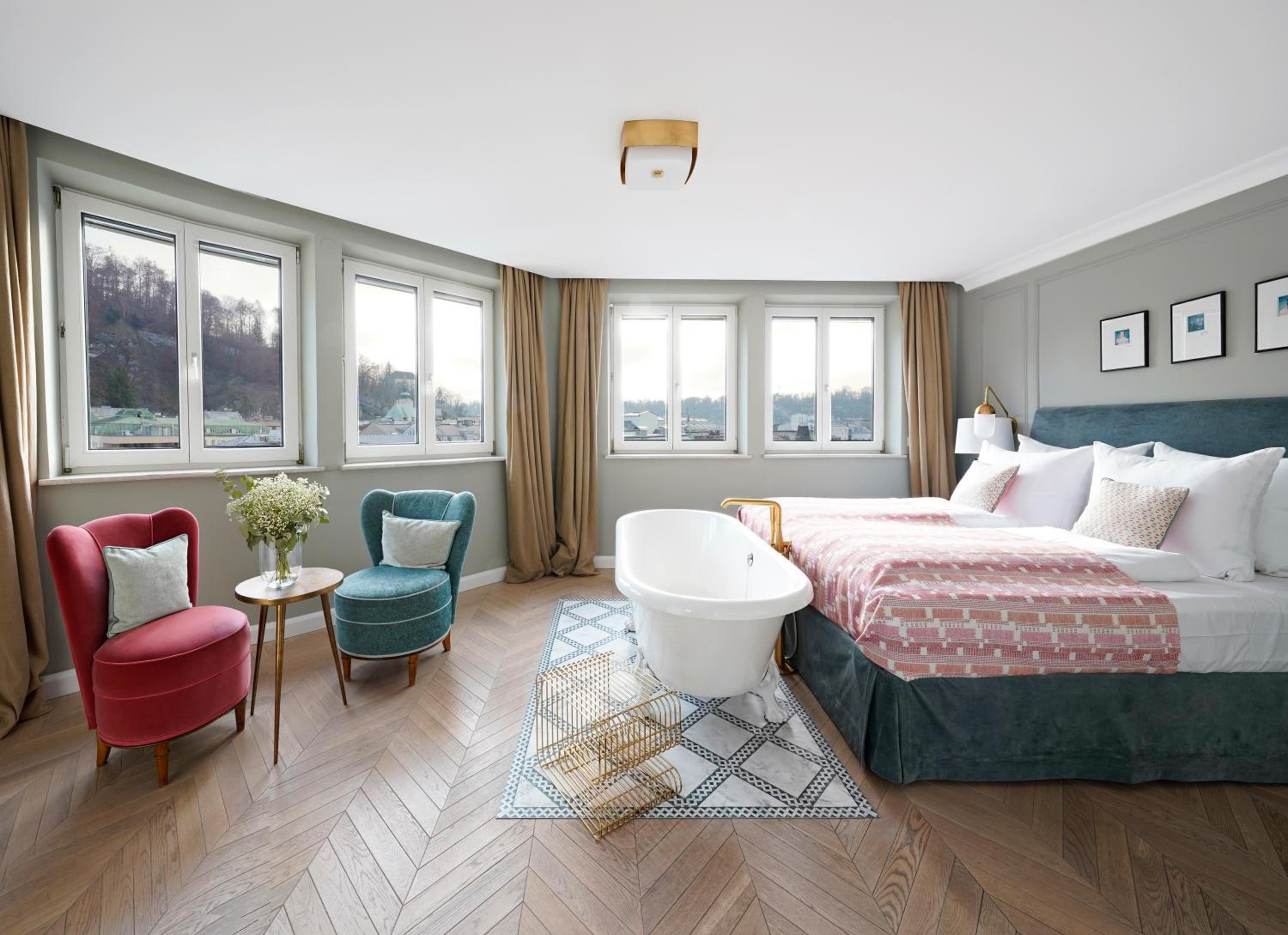 Extra Large Room with Bathtub and Separate Living Area with Sofa Bed photo 3