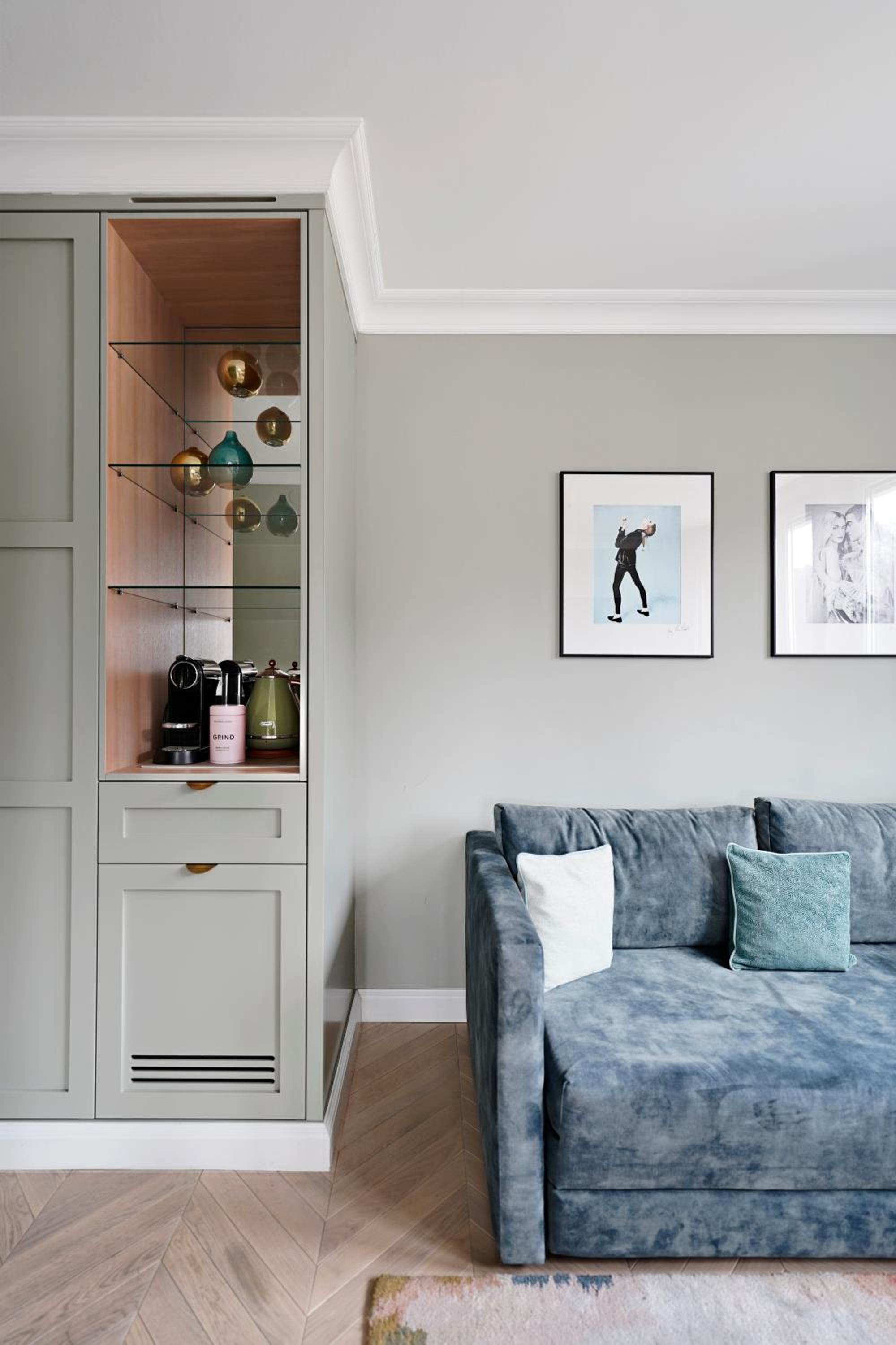 Extra Large Room with Bathtub and Separate Living Area with Sofa Bed photo 2