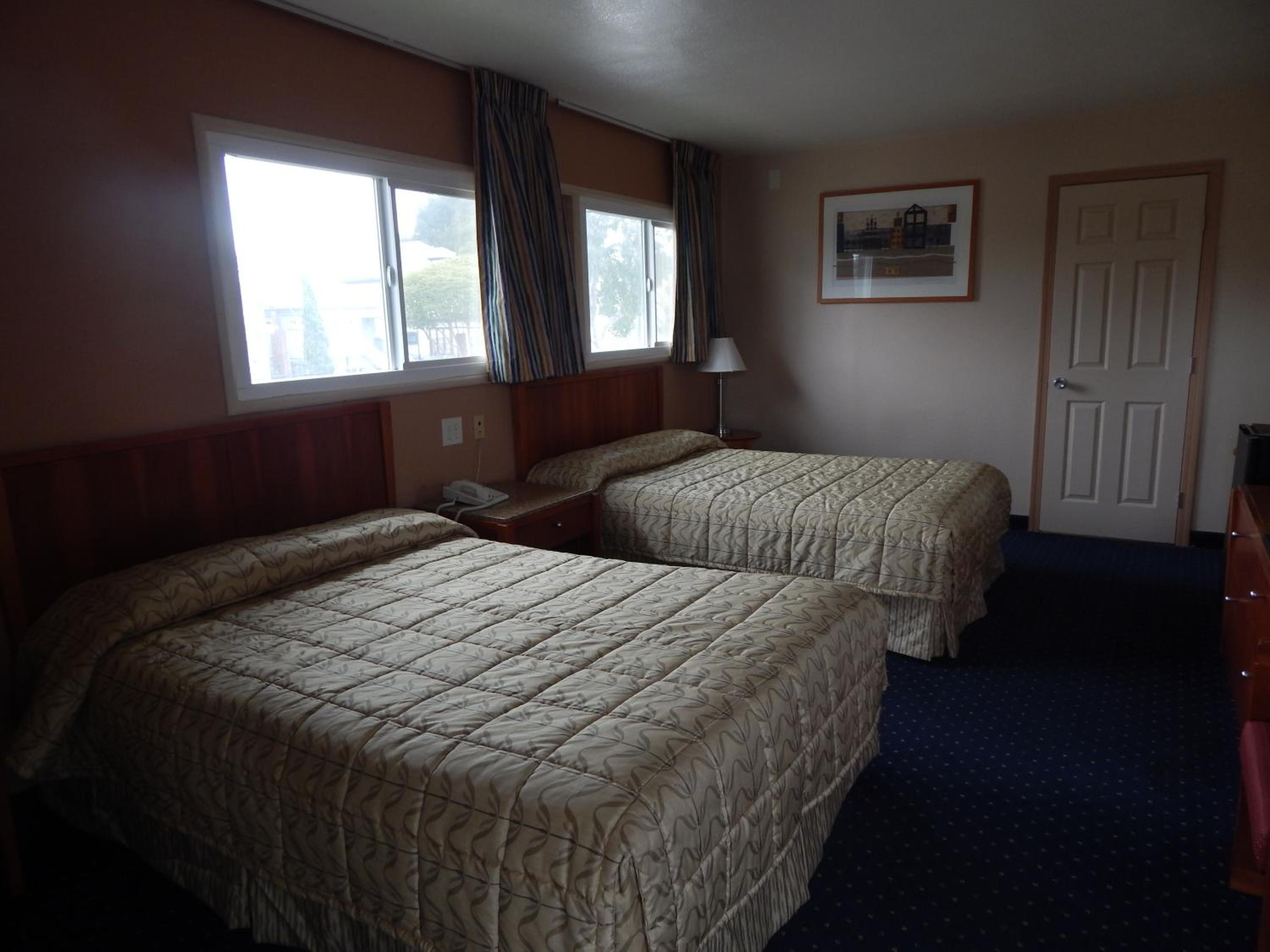 Queen Room with Two Queen Beds - Non-Smoking photo 1