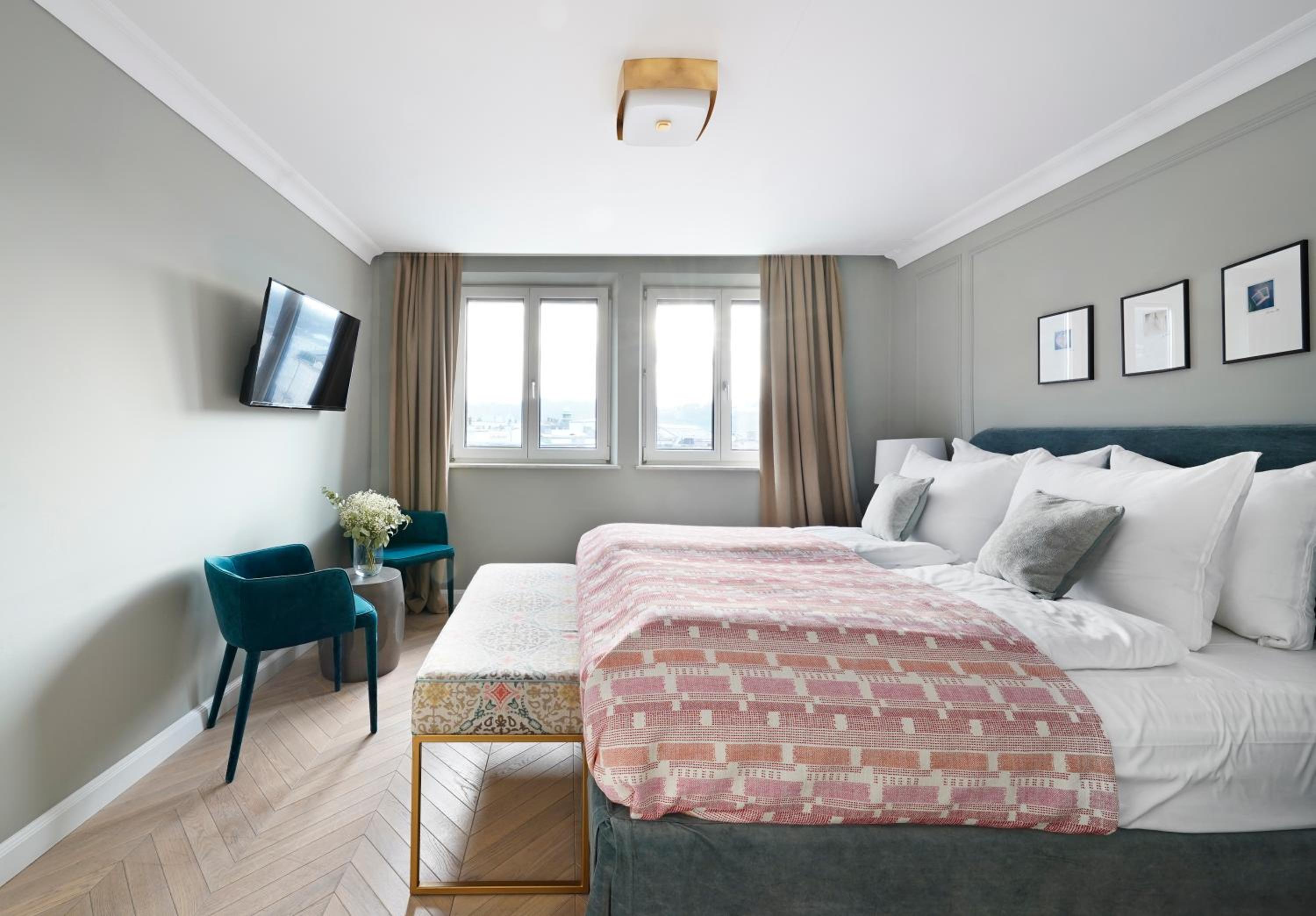 Medium Room photo 1