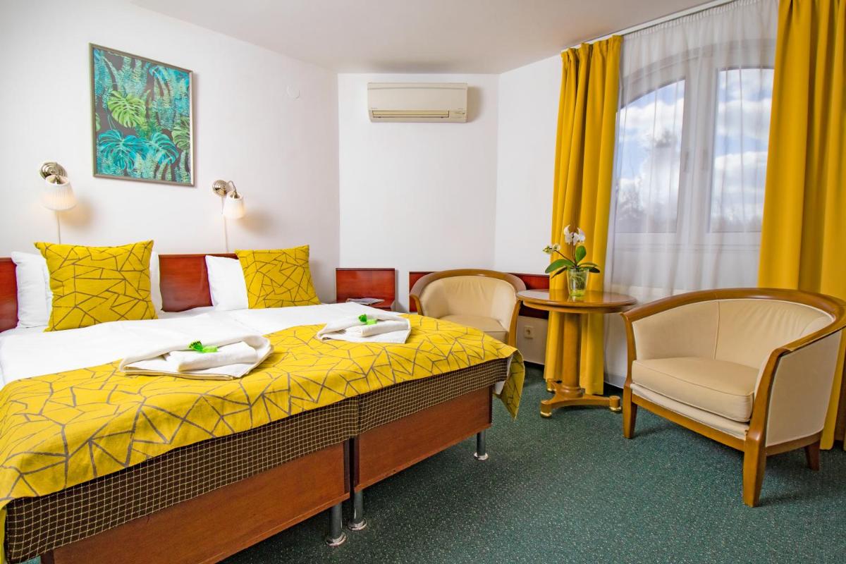 Double Room with Patio - Photo 2