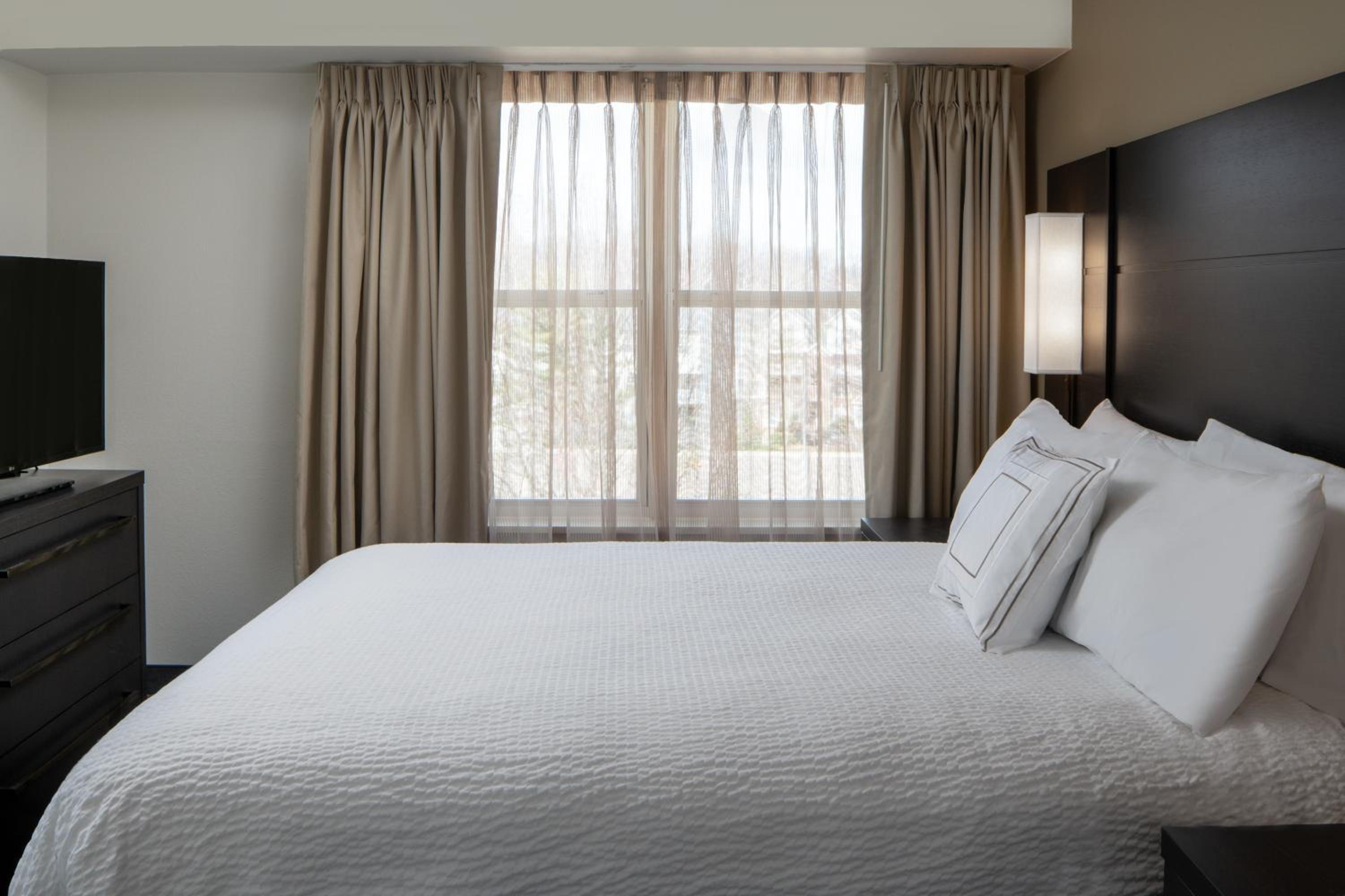 One-Bedroom Queen Suite - Hearing Accessible - Photo 6